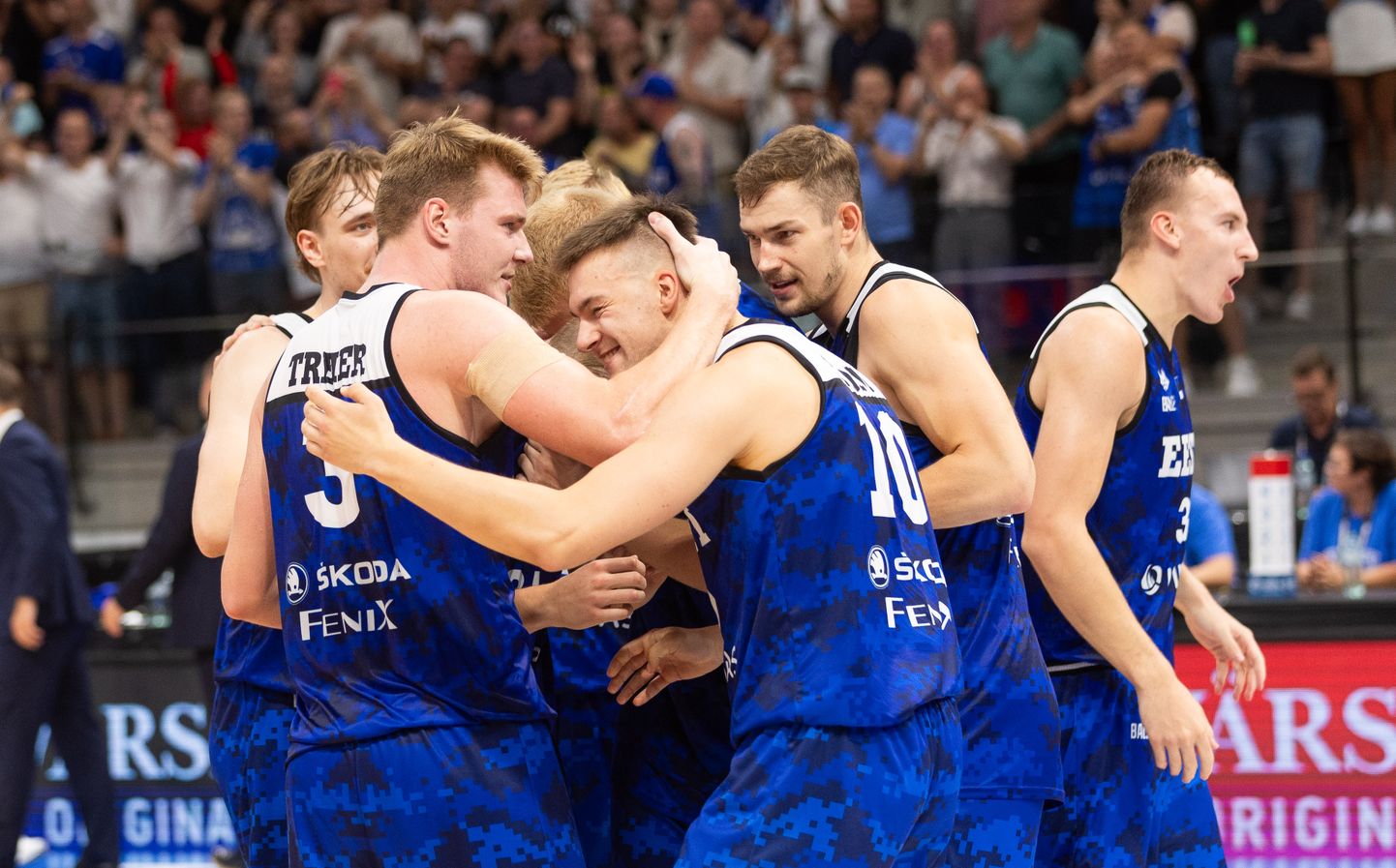 Eesti korvpallikoondislased pärast võitu Iisraeli üle. Esiplaanil vasakult Kaspar Teier, Hugo Toom, Mihkel Kirves, Artur Konontšuk.