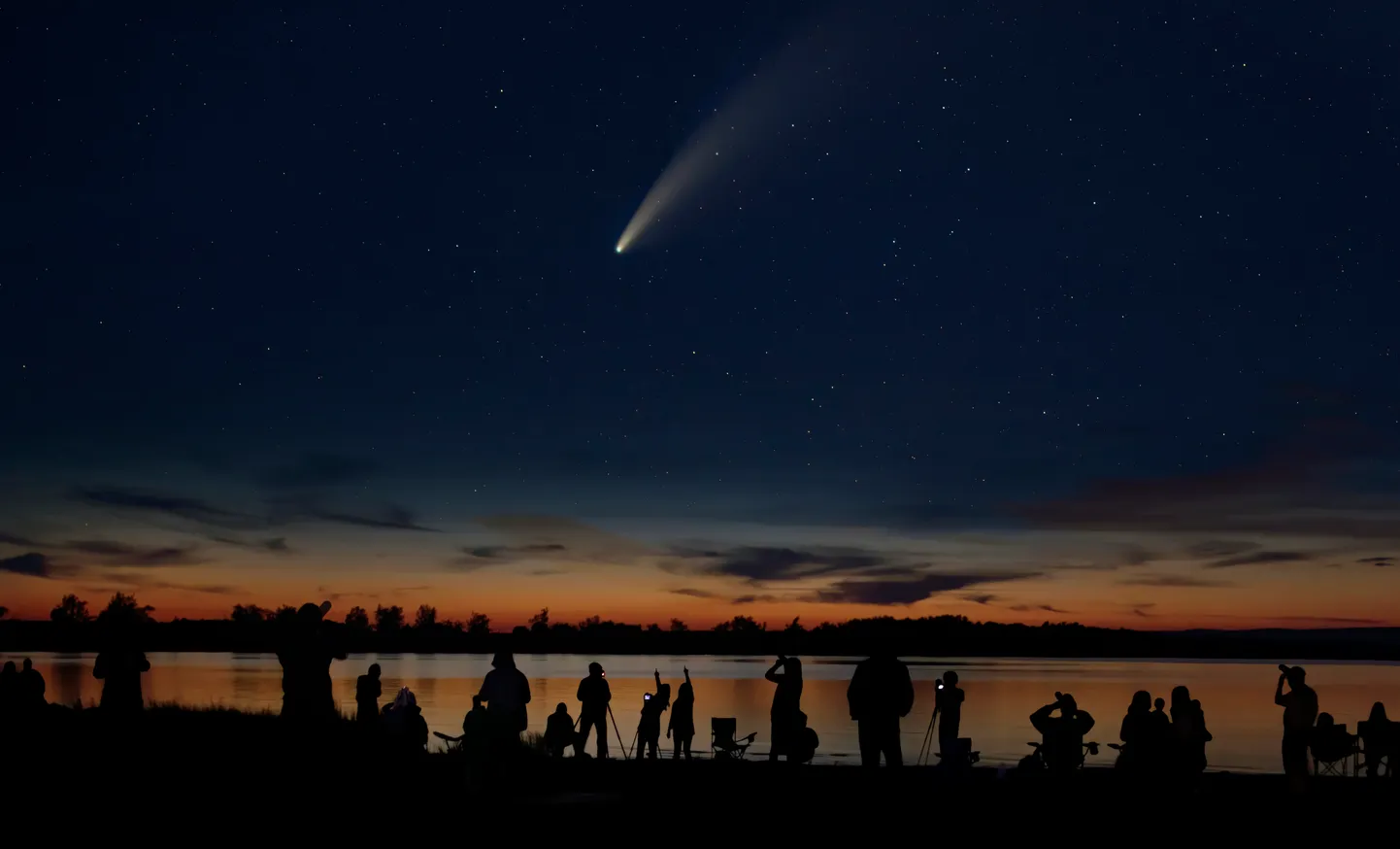 Inimesed vaatamas ja jäädvustamas komeeti. Pilt on illustreeriv