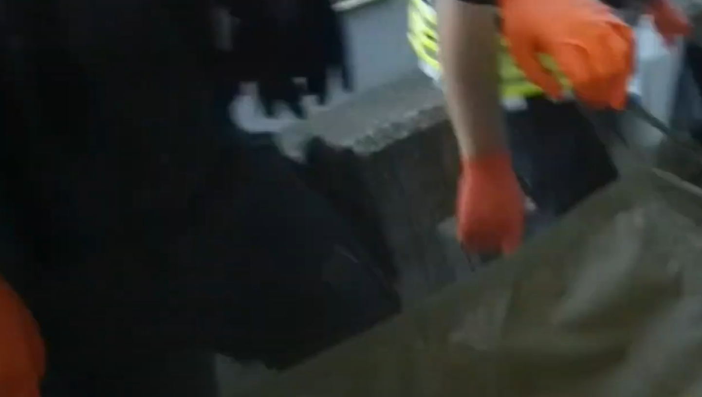 Čehijas policija publiskojusi video, kurā redzama situācija pēc apšaudes Prāgas universitātē