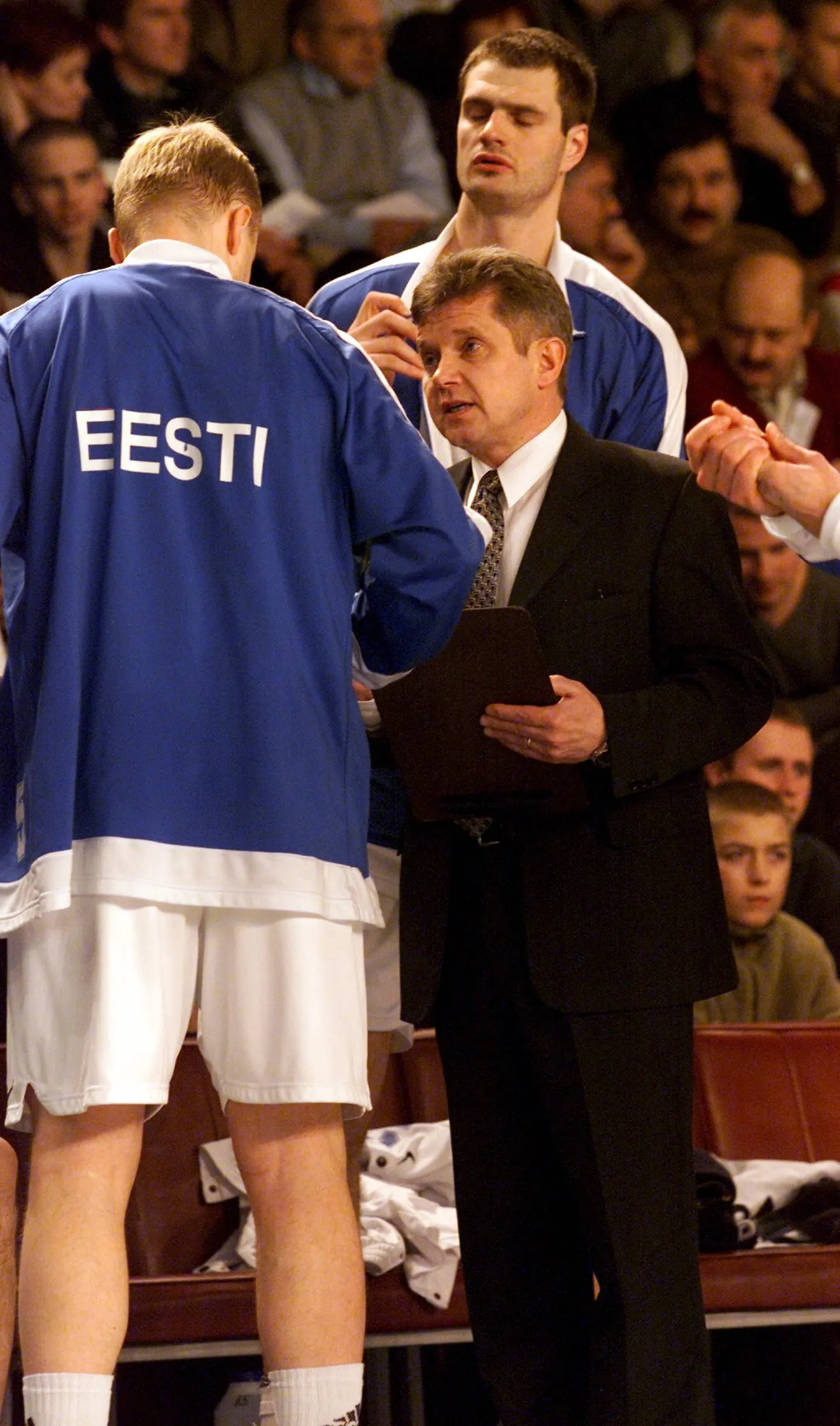 Üllar Kerde juhendamas Eesti koondist 2001. aasta EM-valiksarja otsustavas mängus Tšehhiga. Seljaga on Aivar Kuusmaa, Kerde taga seisab Martin Müürsepp.