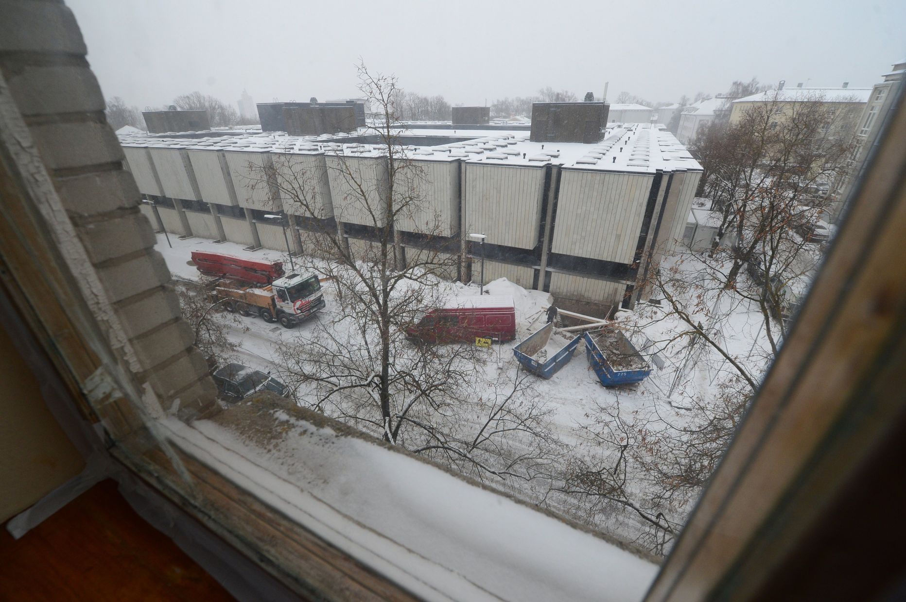 Tiigi 7 maja ühest neljanda korruse korterist avaneb raamatukogule selline vaade. Esmaspäeva ja teisipäeva hilisõhtul kostis samasse korterisse raamatukogus mürisenud ventilatsioonisüsteem.