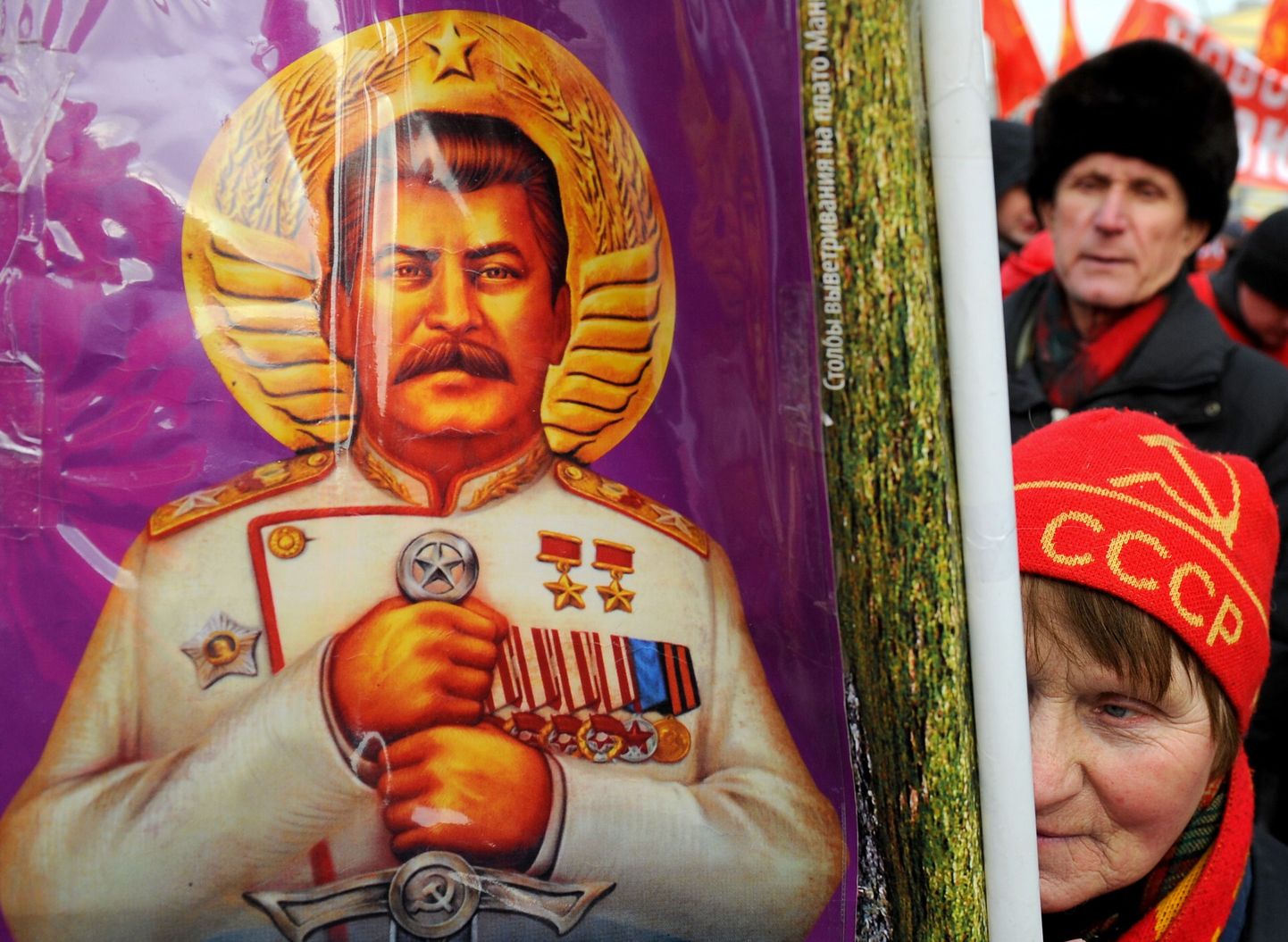 Stalini plakatiga naine Moskvas möödunud kuul isamaa kaitsjate päeval.