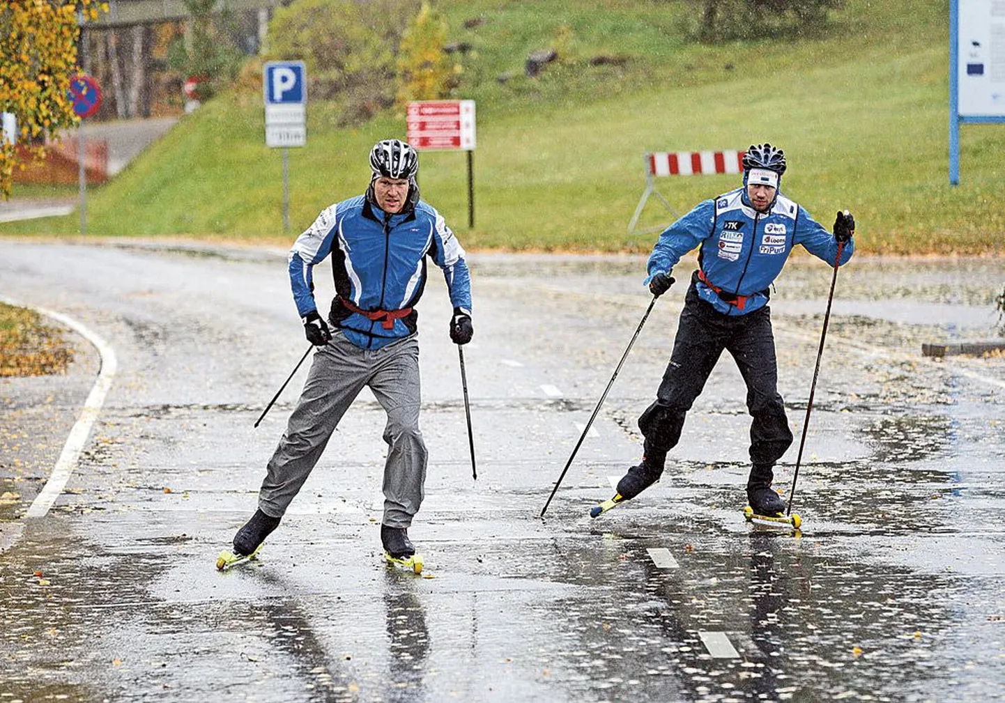 Дождь не помеха: настроение Пеэтера Кюммеля (слева) и Сийма Селлиса от дождя не испортилось, поскольку в Эстонии погода все равно не так уж часто благоприятствует лыжникам.