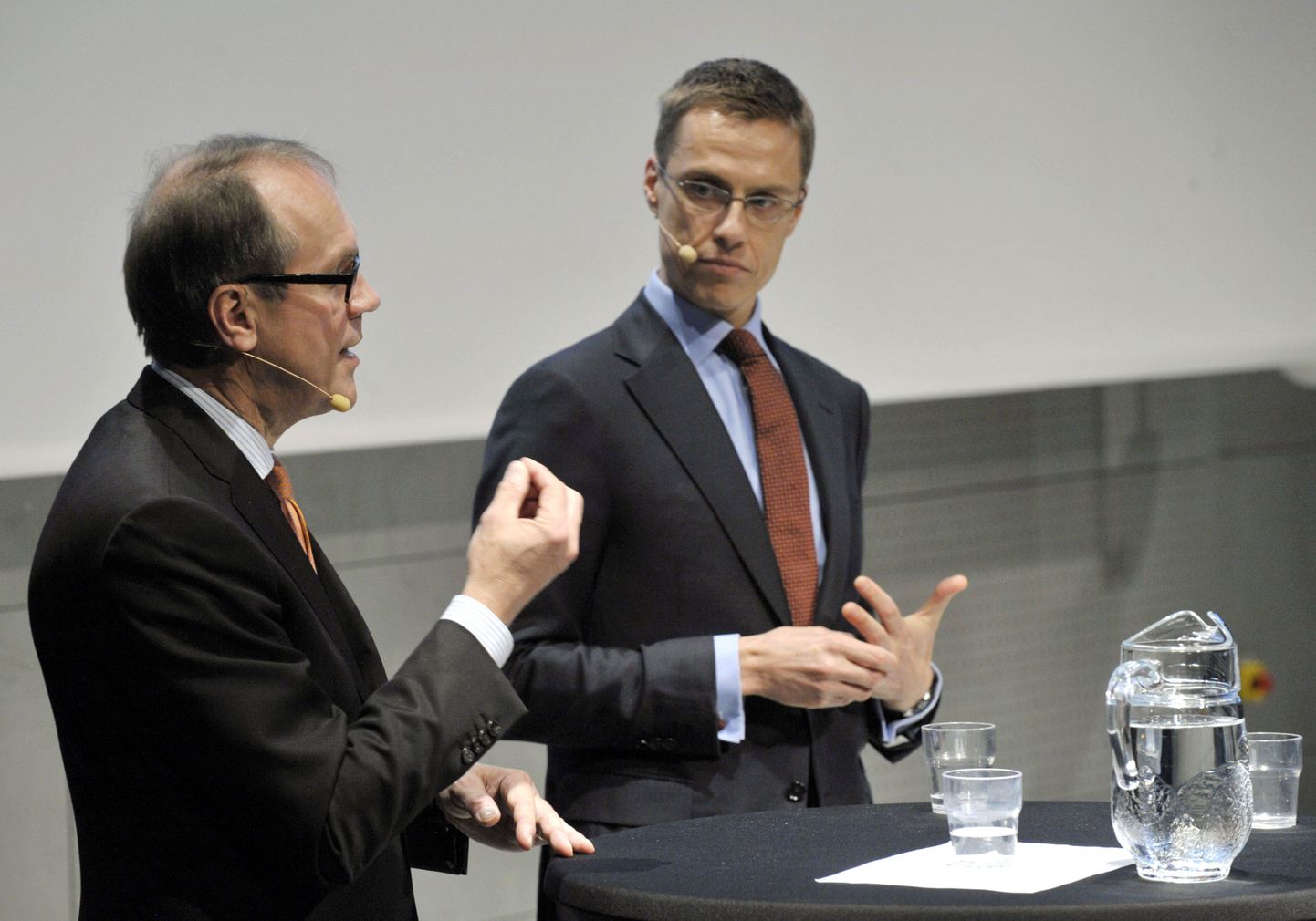 Soome välisminister Alexander Stubb (paremal) ja Jorma Ollila tutvustamas mainekujundusraportit.