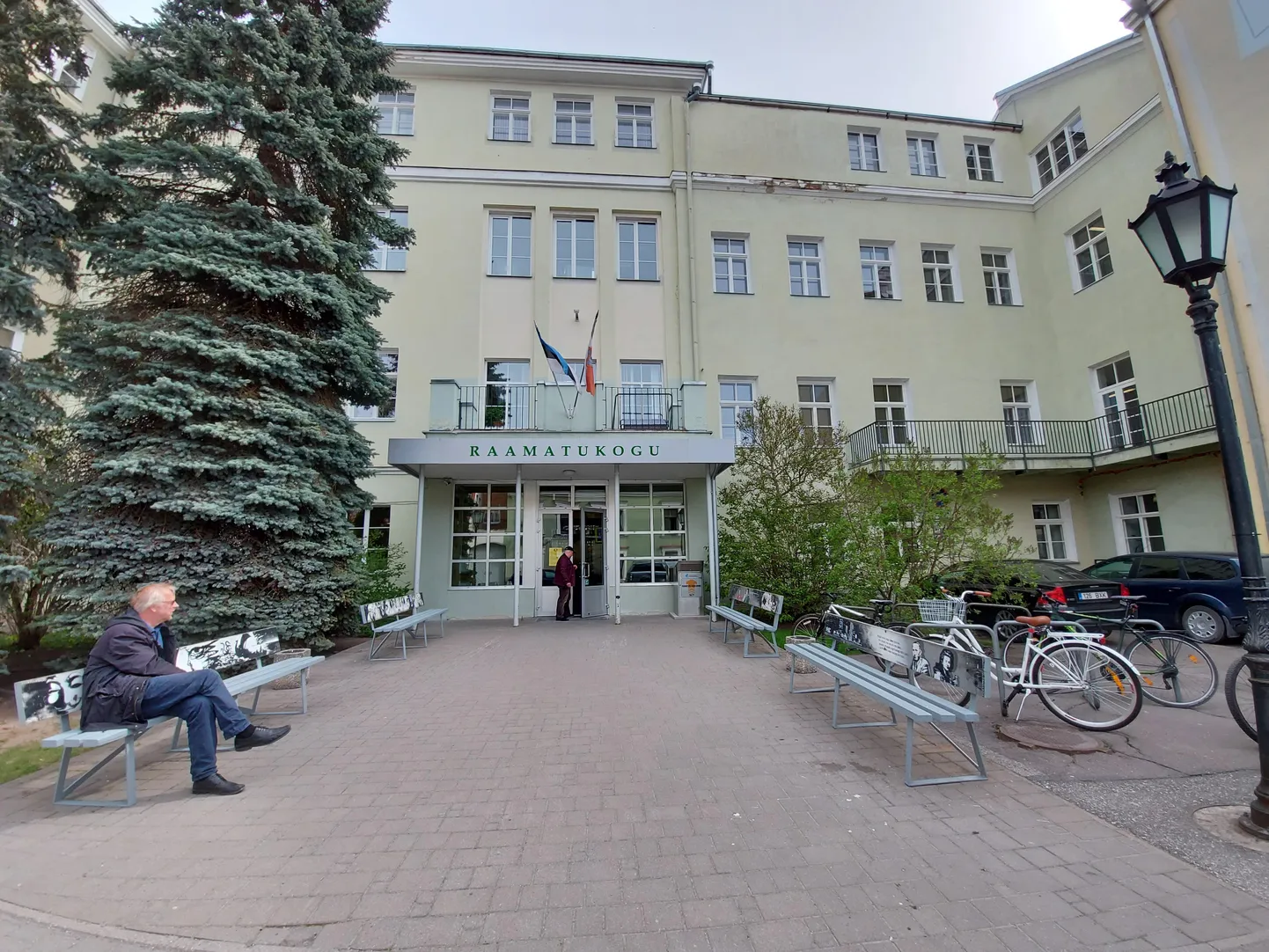 Tartu linnaraamatukogu keskkogu ukse juures ei olnud paar tundi pärast taasavamist suurt tunglemist märgata.