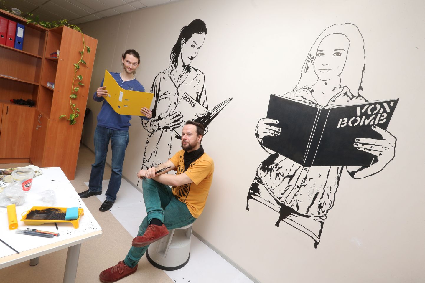 Indrek Haas, kunstnikunimega Von Bomb (vasakul)joonistas seinale kaks kooliõpilast. Üheks modelliks oli pildi jaoks ka Priit Kangur.