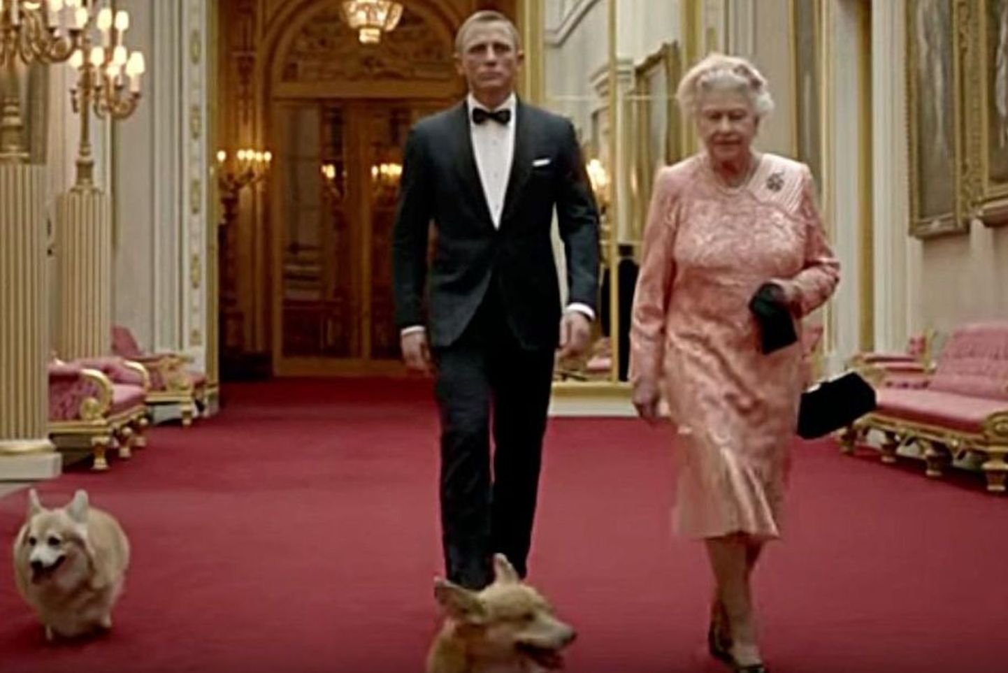 Daniel Craig James Bondina ja kuninganna Elizabeth II