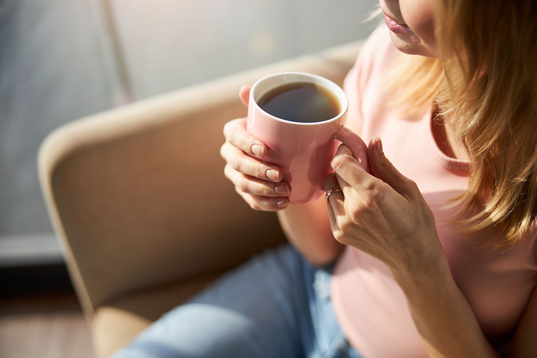 Женщина пьет кофе. Иллюстративное фото