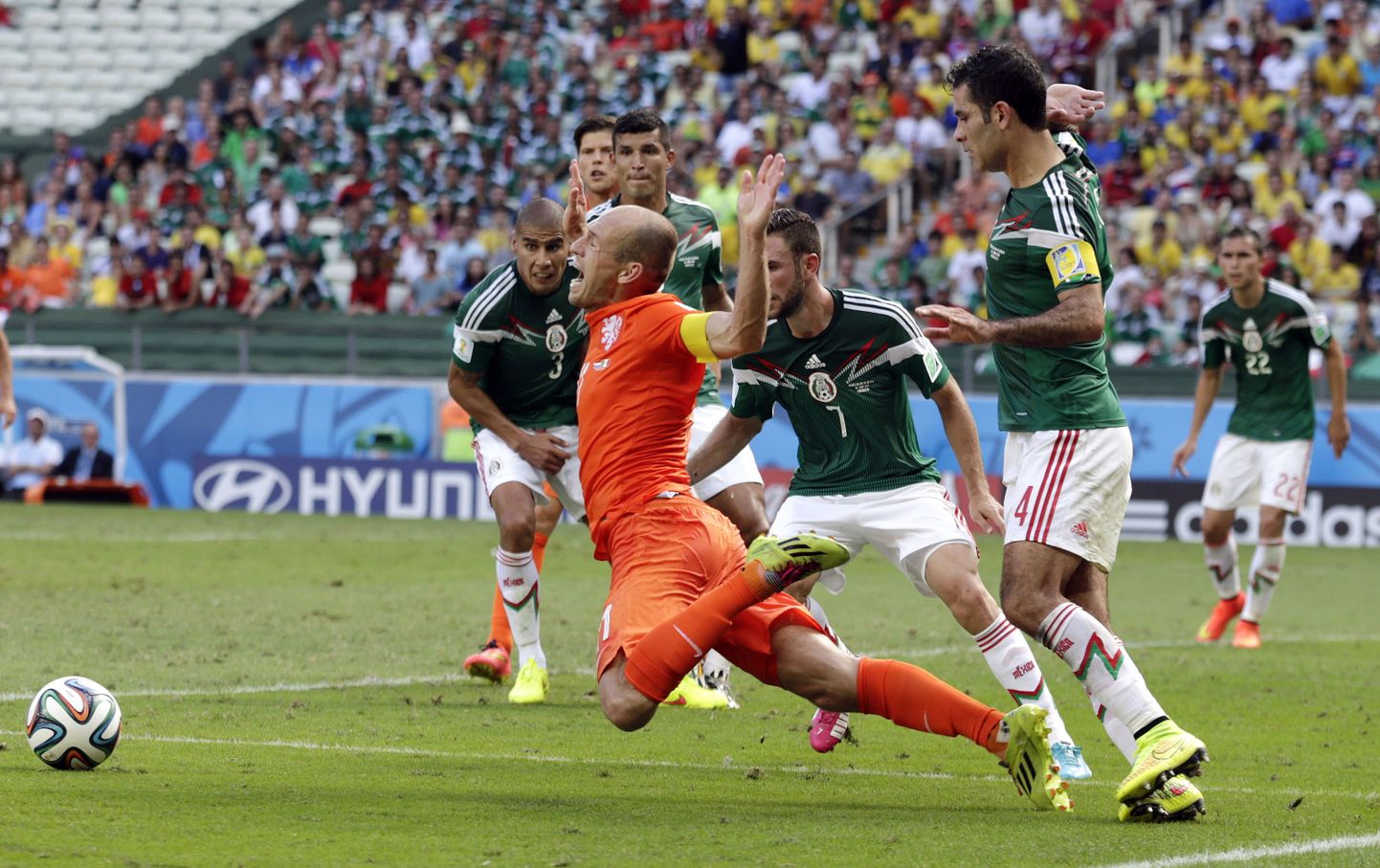 Hollandi staarmängija Arjen Robben penaltit teenimas
