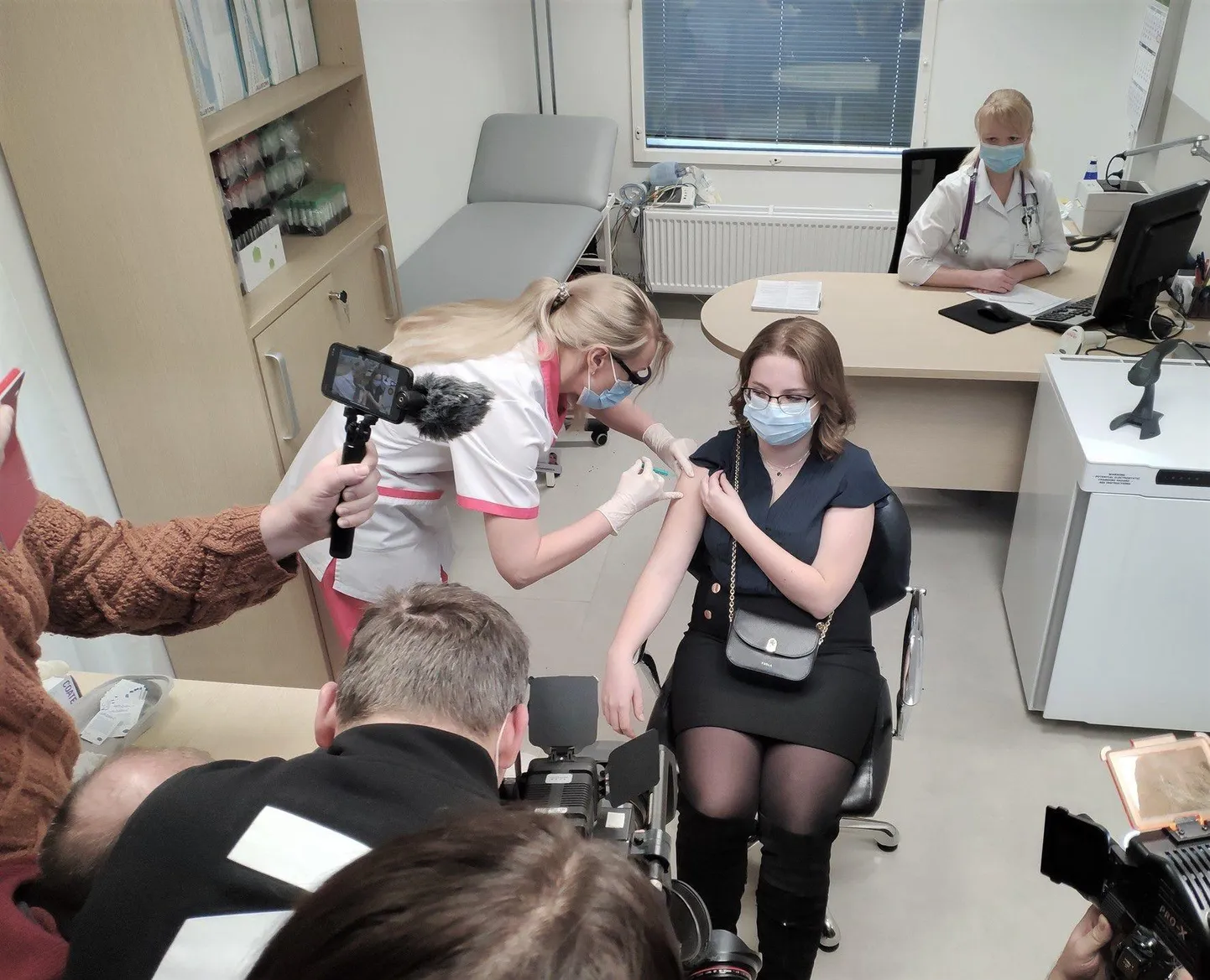 Arst-resident Jelena Rozinko eelmise aasta 27. detsembril vaktsiinisüsti saamas.