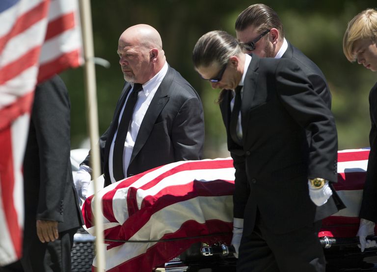 Rick Harrison (kiilakas) isa kirstu kõrval.