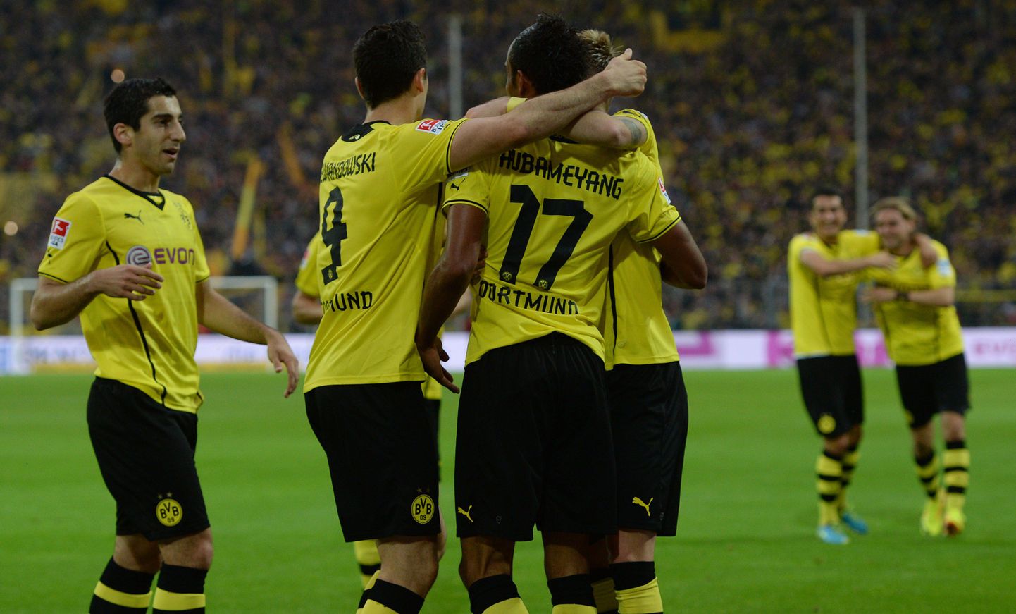 Dortmundi mängijad tähistamas.