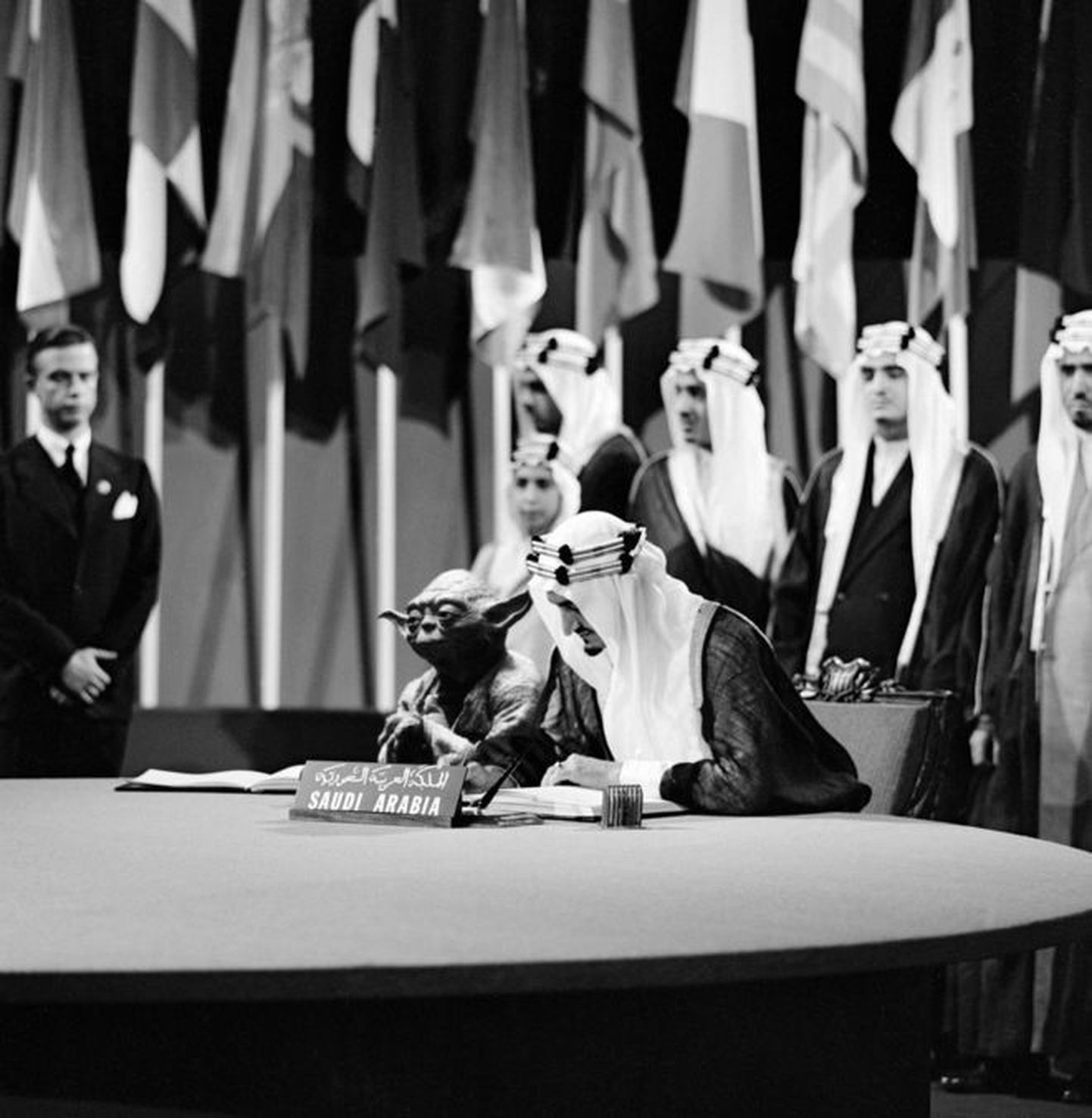 Foto ÜRO hartat allkirjastavast Saudide kuningas Faisalist koos Yodaga.