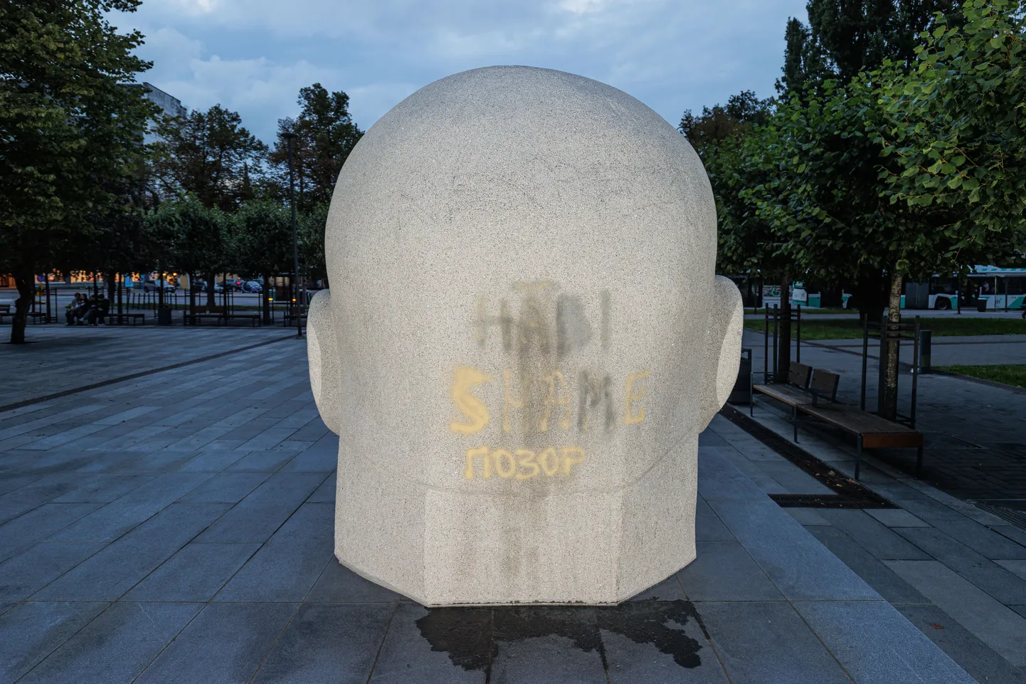 Разрисованный памятник Константину Пятсу.