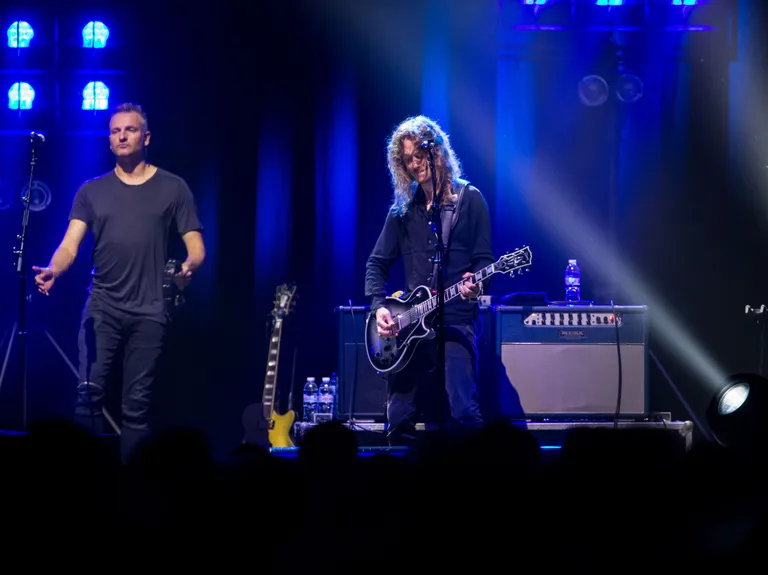 Joe Sumner laval, peale oma sooloetteastet Stingi bändi koosseisus.