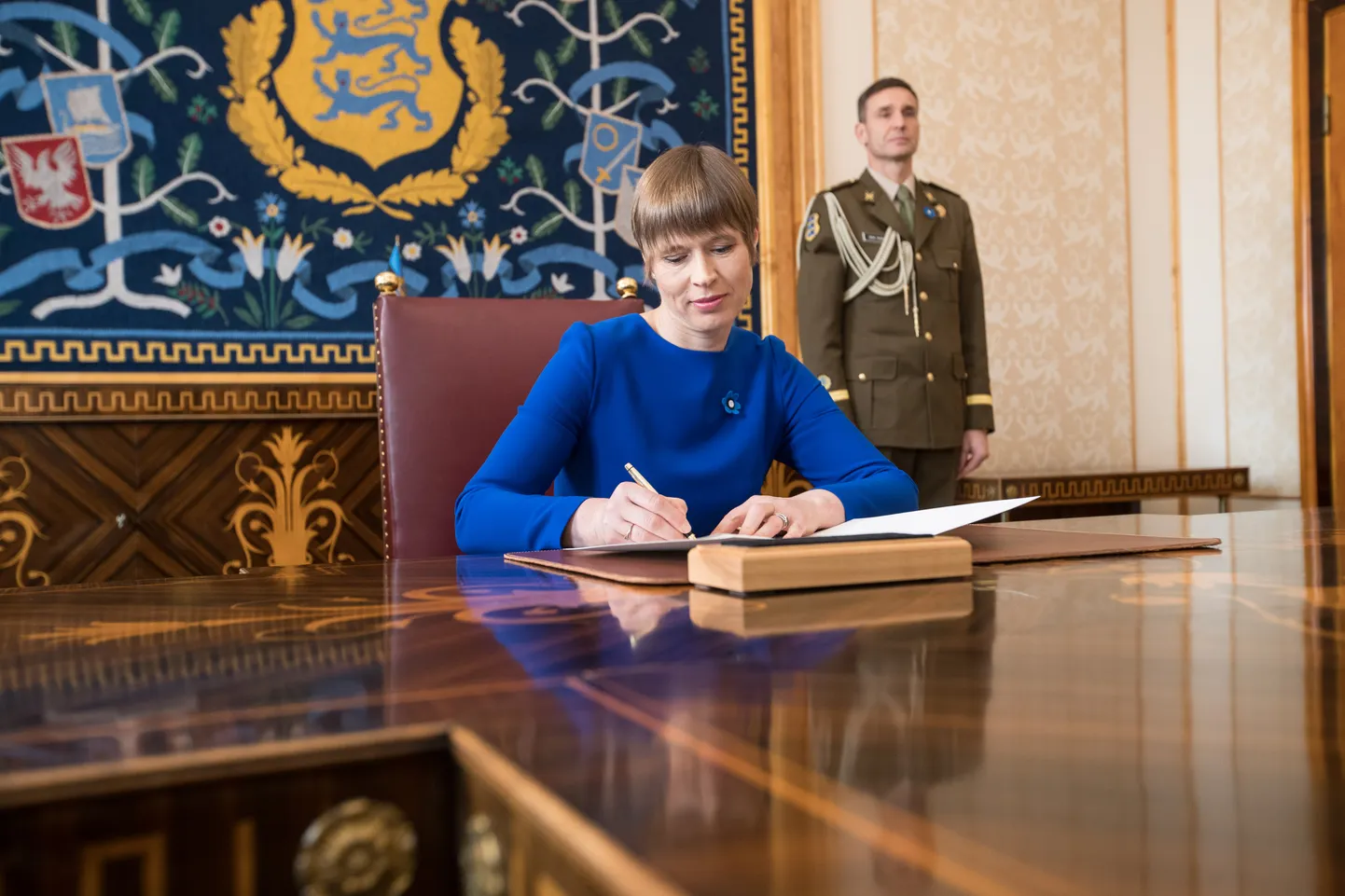 Президент Керсти Кальюлайд утвердила в должностях второе правительство Юри Ратаса.
