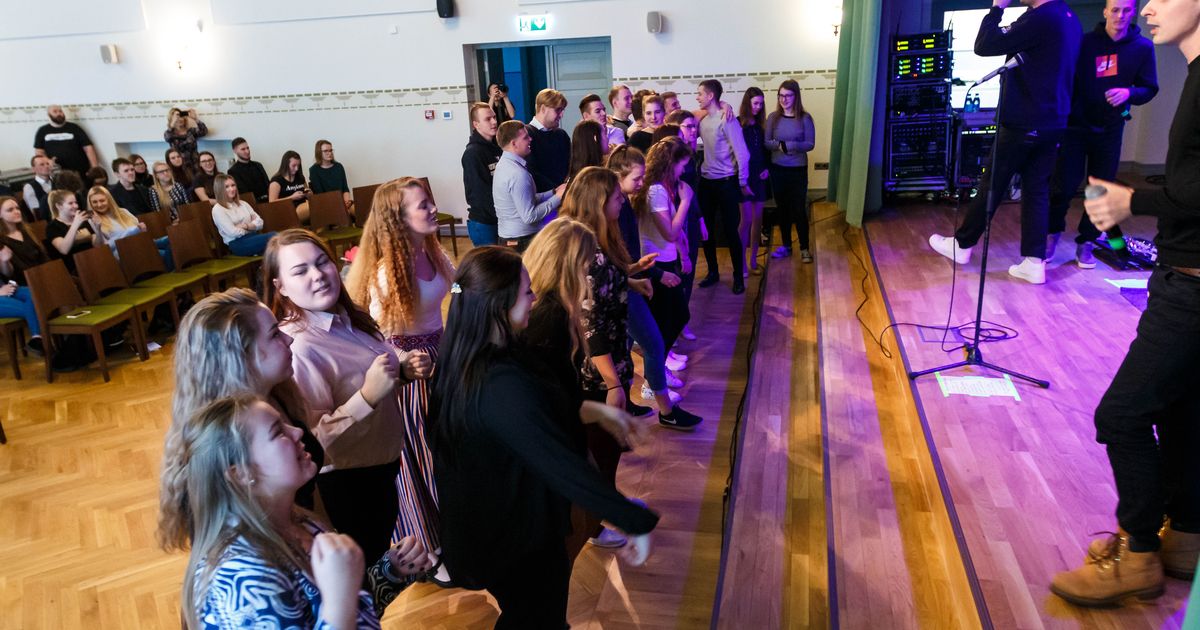 Kooliaktus muutus ühtäkki menuansambli kontserdiks
