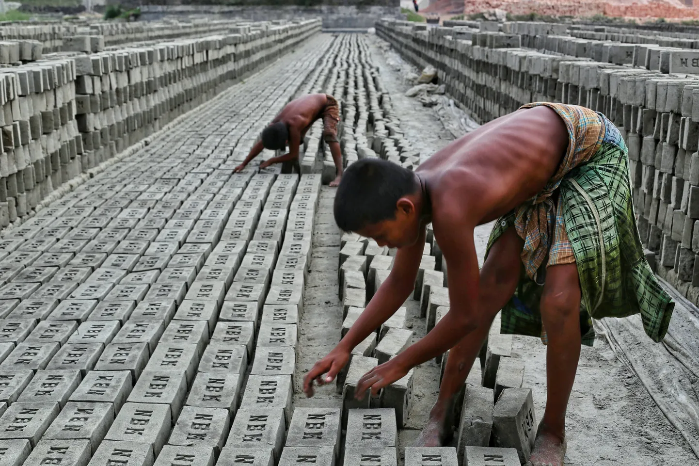 Lapstööjõu kasutamine Bangladeshi pealinnas Dhakas asuvas tellisevabrikus. Foto on tehtud 2018. aasta 5. novembril.