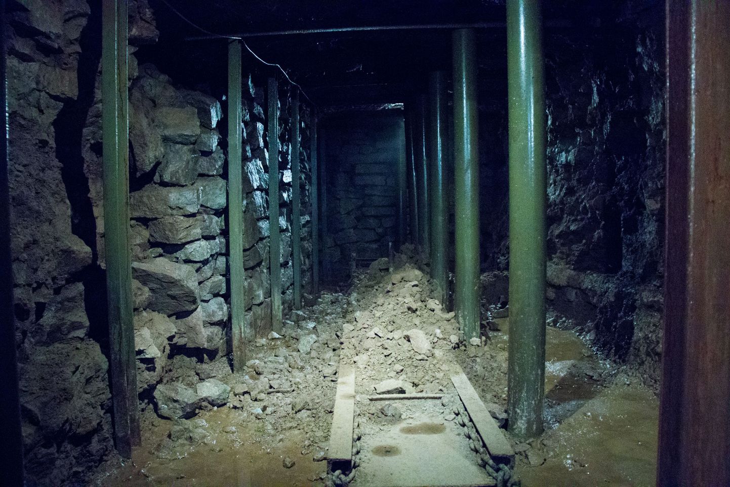 Kohtla kaevanduspargis näidatakse, kuidas põlevkivi kaevandatakse.