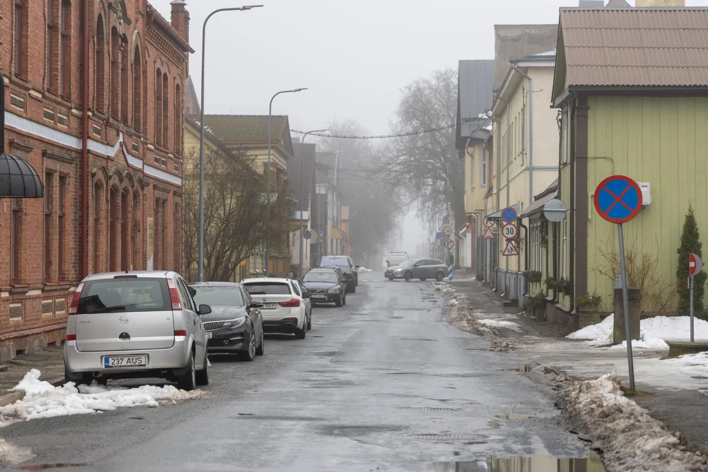 Kui suvel tuleb Viljandi kesklinnas pikema kui kahetunnise parkimise eest raha maksma hakata, satuvad kesklinnas elavad inimesed raskesse seisu.