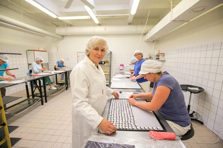 Türi vallas tegutseva martsipanitootja Convi Food Sweetsi juht Anu Zinovjev (vasakul) hoiab ja hindab oma töötajaid väga.