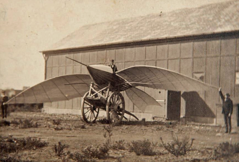 L’Albatros artificiel oli esimeseks jõuallikaga (hobune) lennumasinaks.