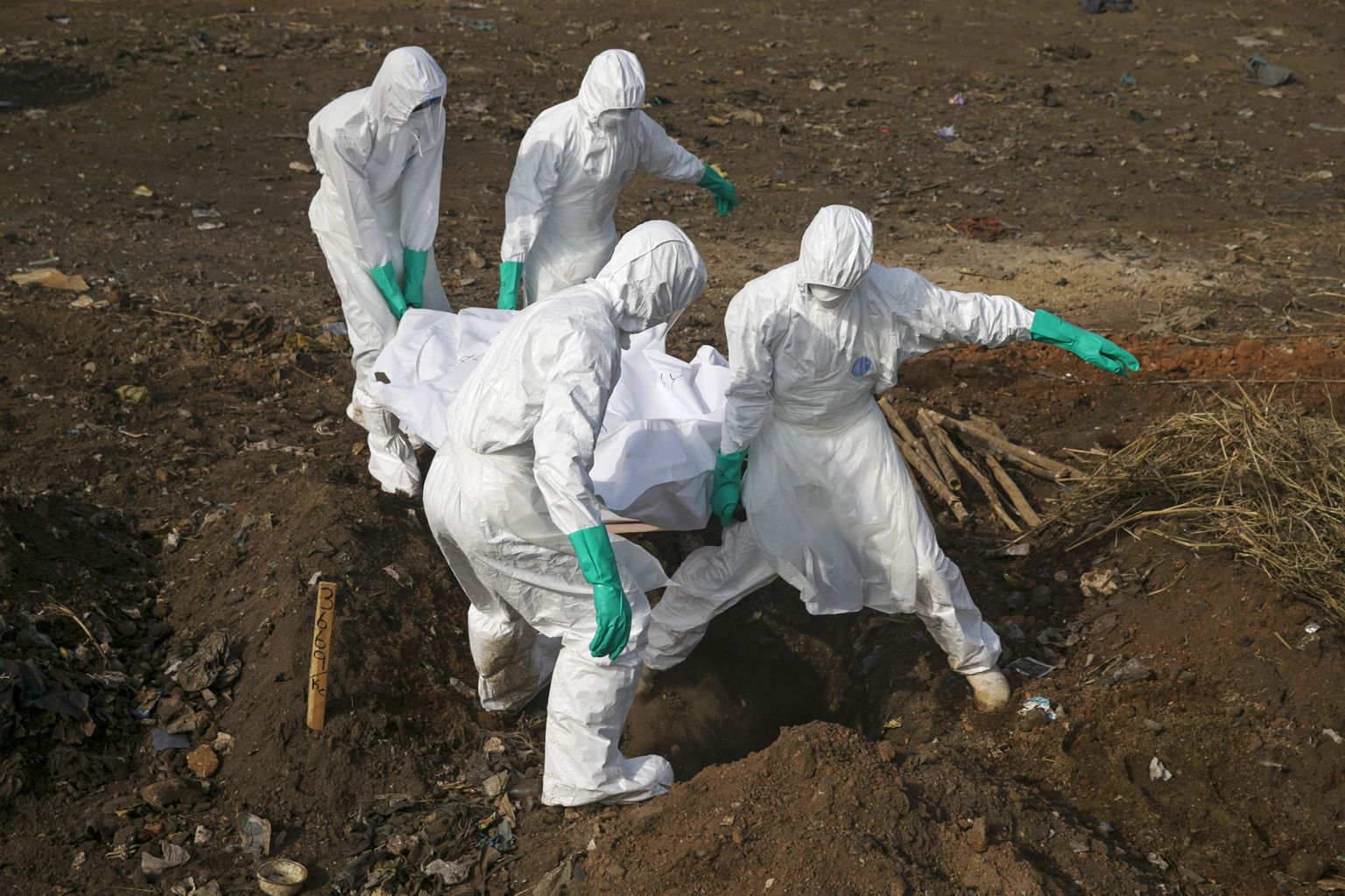 Ebolasse surnute matus Freetownis Sierra Leones. Ebolapuhang Lääne-Aafrikas nõudis nelja aasta eest tuhandeid elusid.