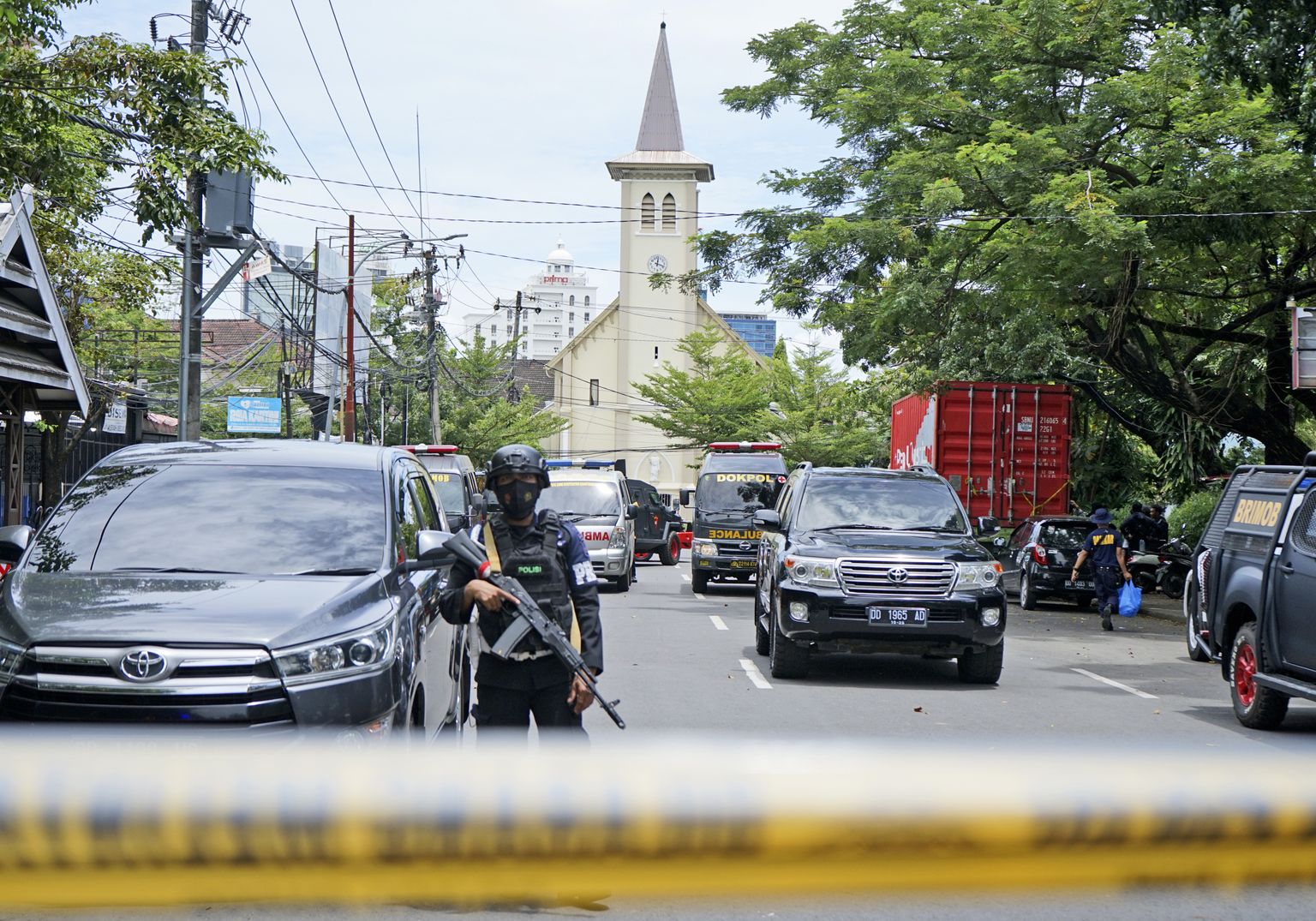 В Индонезии двое смертников подорвались около католической церкви во время мессы