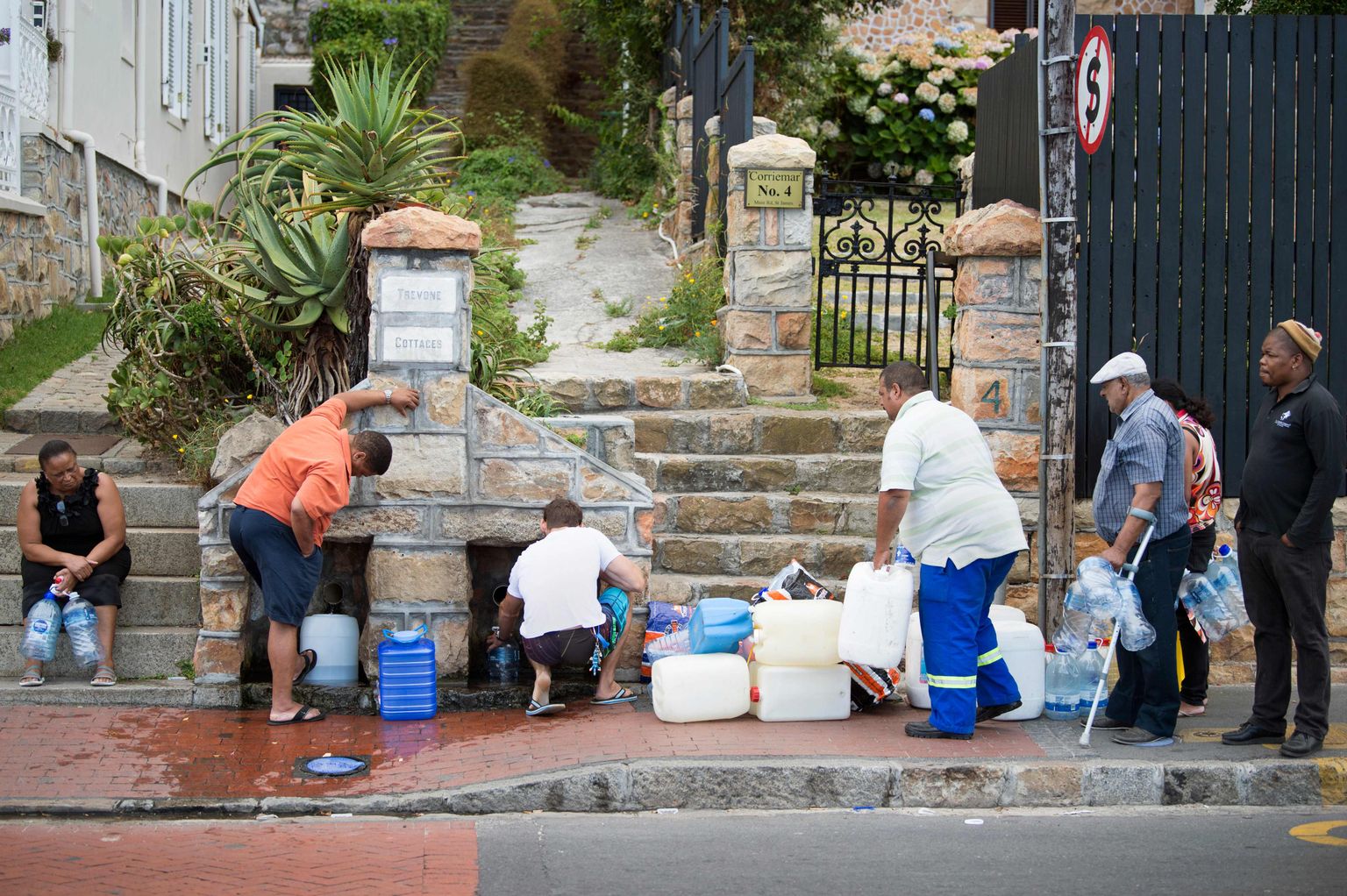 Inimesed Kaplinna keskusest 25 kilomeetri kaugusel St. Jamesis veevõtukohas.