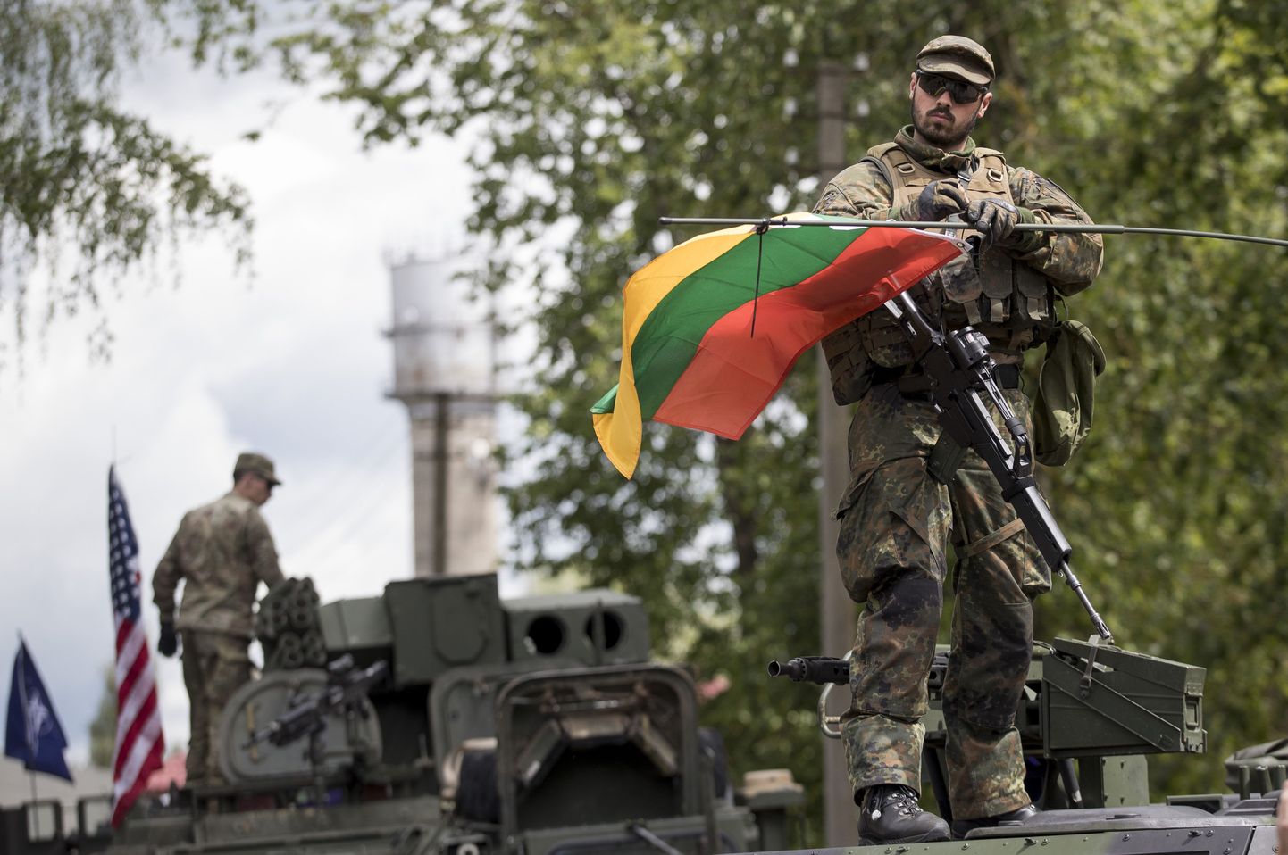 Saksa sõdur Leedu lipuga möödunud aastal toimunud NATO õppustel.