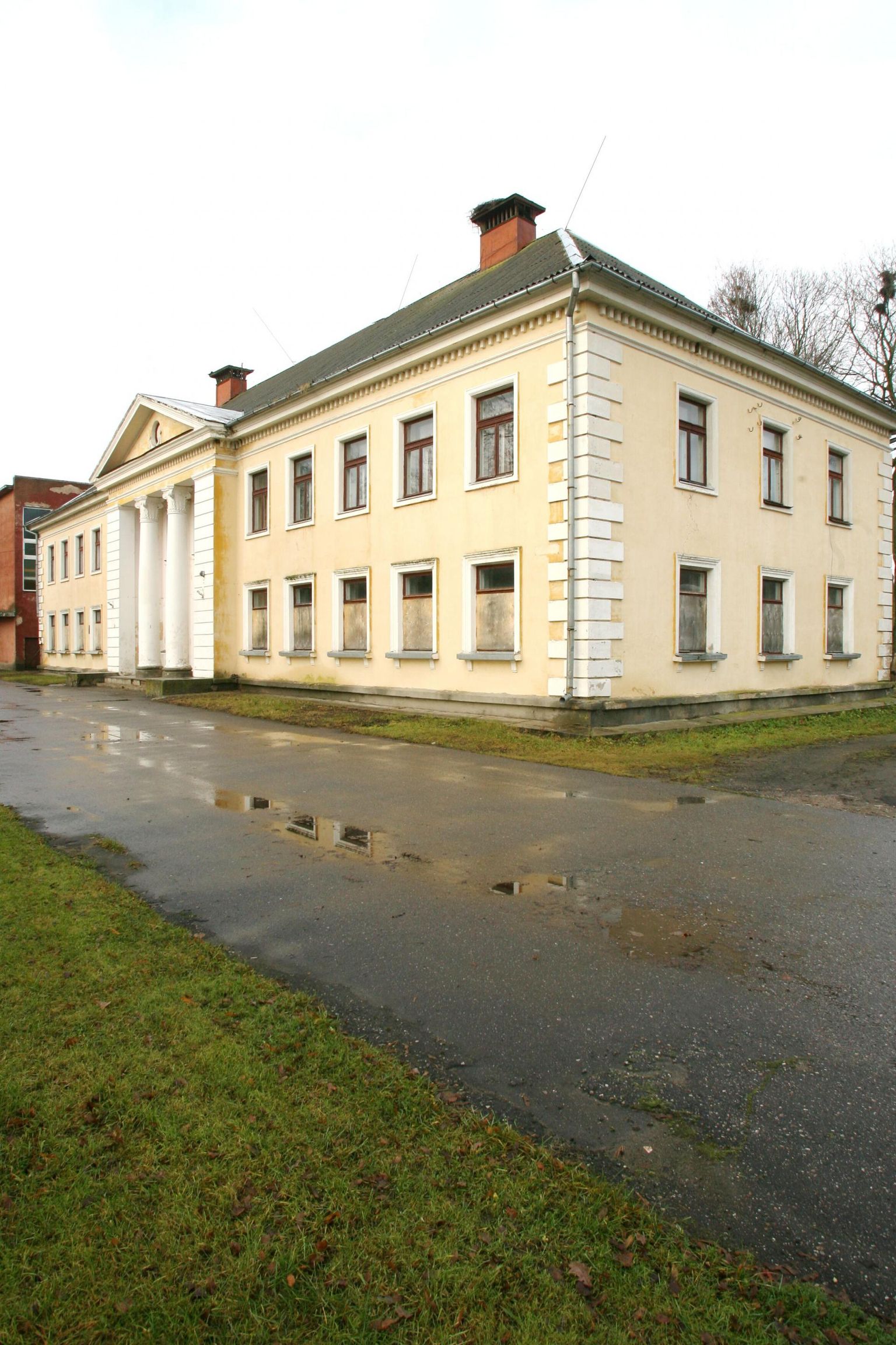 Mälestustahvlid avastati 2004. aastast jõude seisvast Kallaste kutsekooli hoonest.