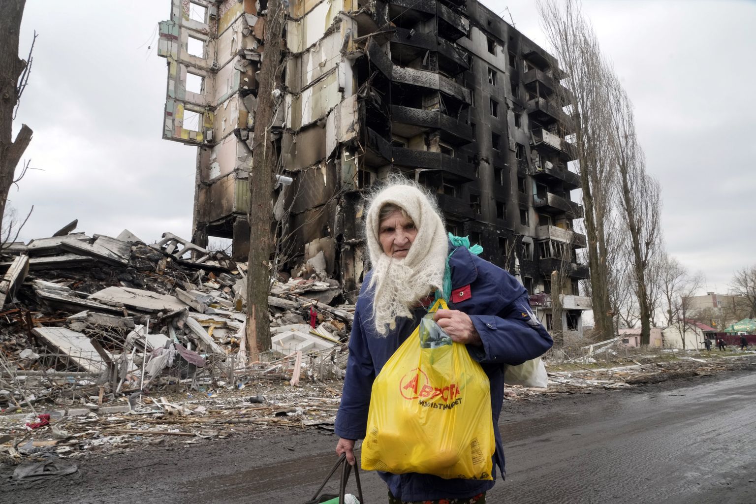 Ukraina vanamemm keset tänast sõjaõudust Borodjankas Vene mürskudest hävinud kortermaja ees (6. aprillil 2022). Pilt on illustratiivne.