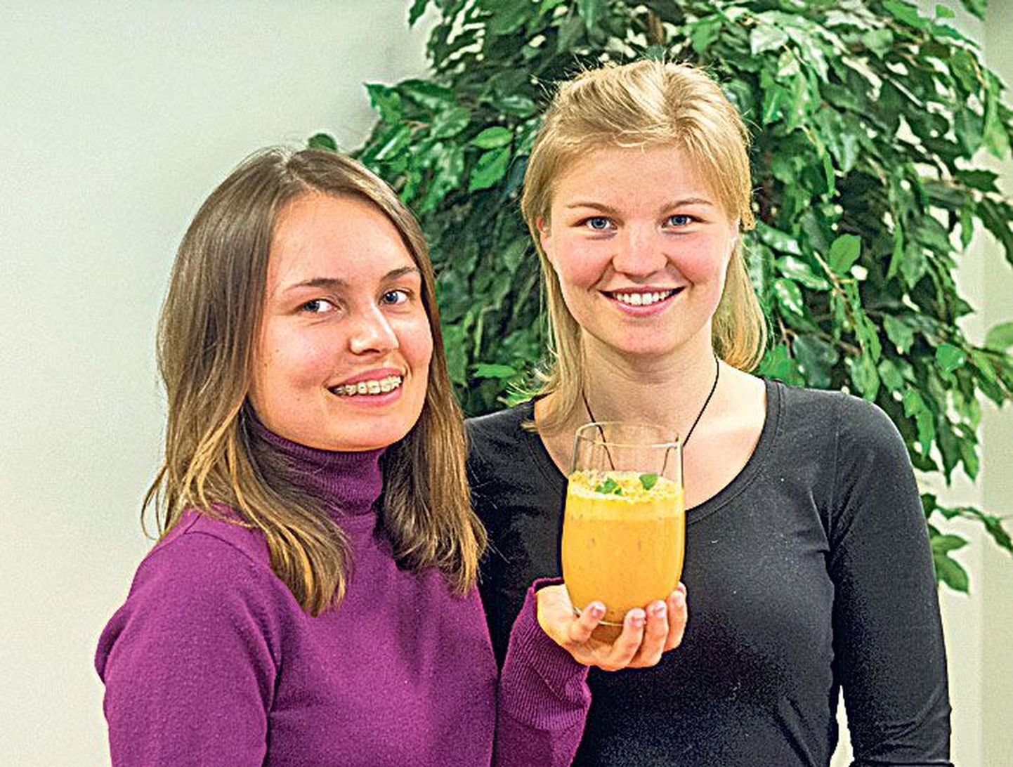 Astelpaju ja õietolmuga: smuuti 
autorid Elisa Oras (vasakul) ja Mariin Manglus.