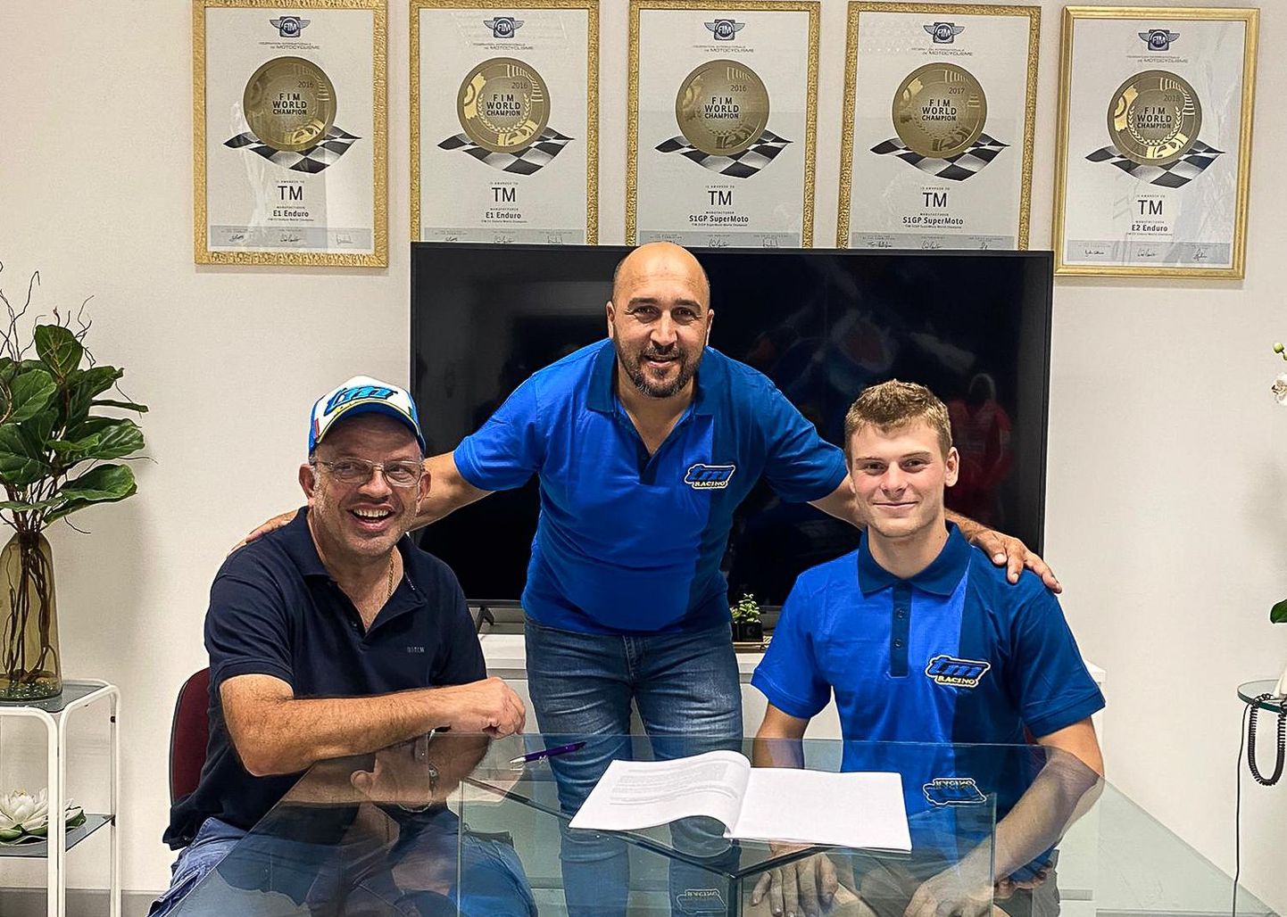 TM Steelsi meeskonna omanik Gastone Serafini (vasakult), TMi motokrossijuht Massimiliano Costantini ja Meico Vettik sõlmisid lepingu, millega saab Paide noormehest tehasemeeskonna uus sõitja.