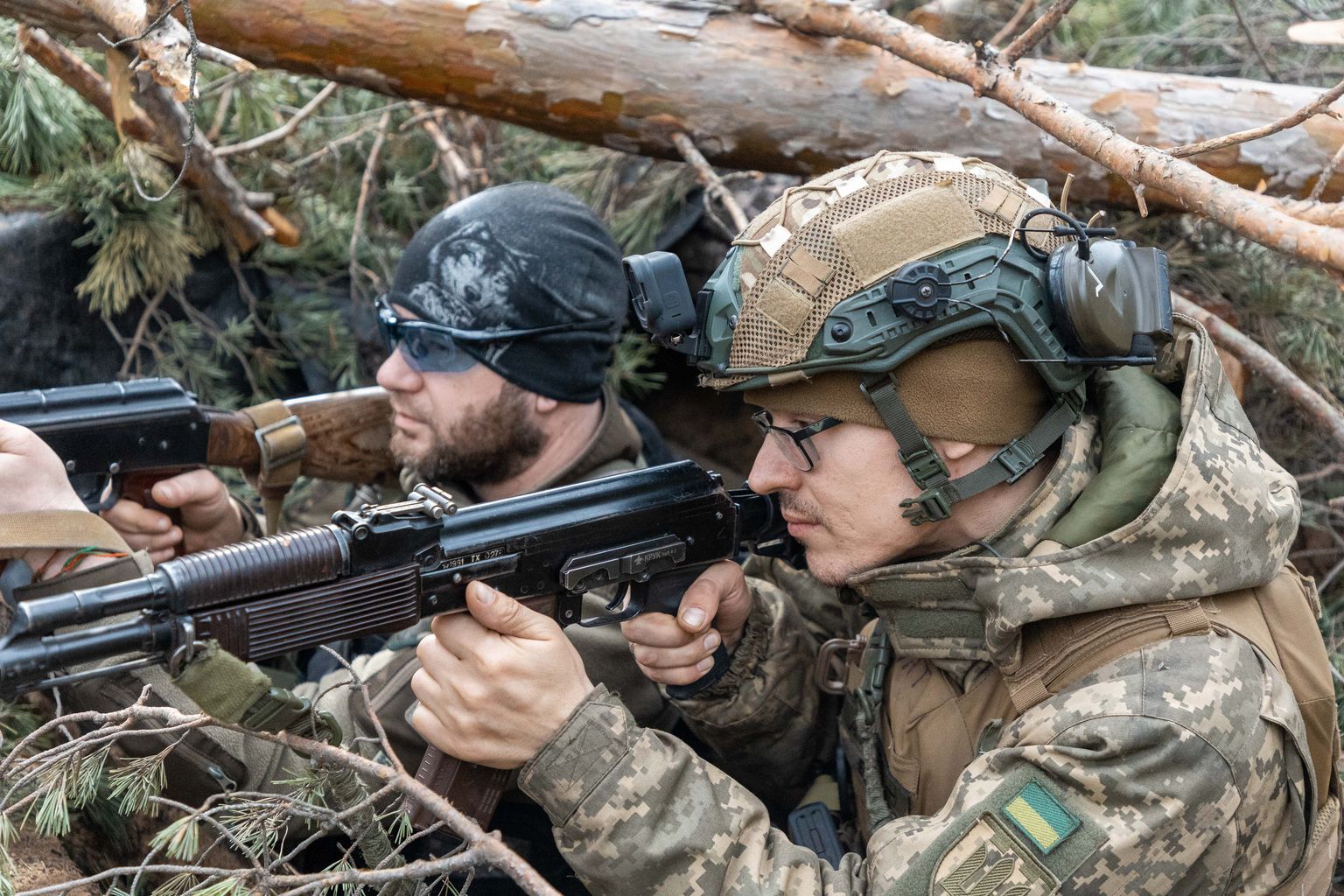 Для повышения квалификации отрядов территориальной обороны обучение проходит рядом с линией фронта. На фото украинские добровольцы отрабатывают боевую обстановку в лесах Кременной, что примерно в десяти километрах от фронта.