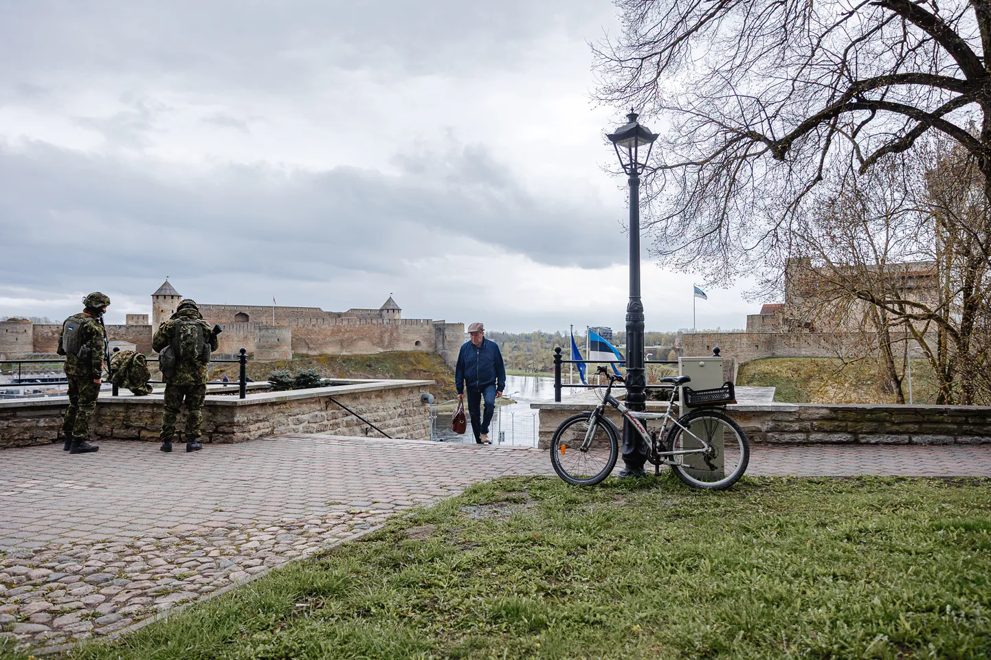 Eesti kaitseväelased Narva piiril ei ehmatanud eriti kohalikke elanikke.