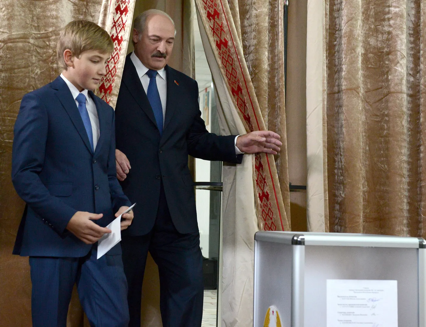 Александр Лукашенко с сыном Николаем.