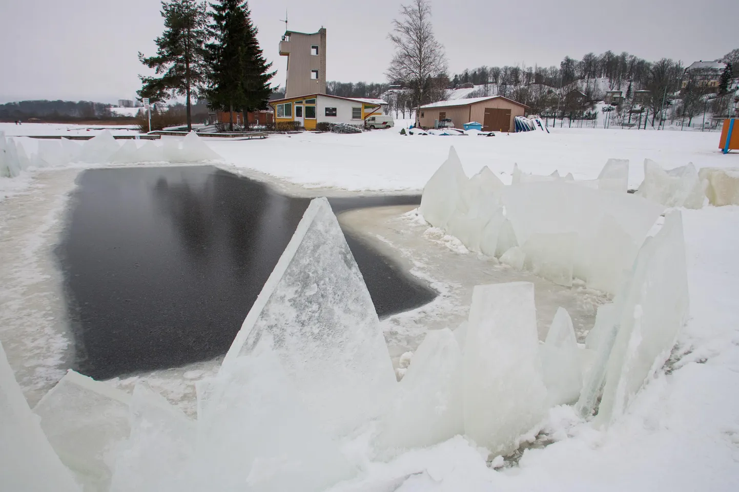 Talvine ujumiskoht Viljandi järves.