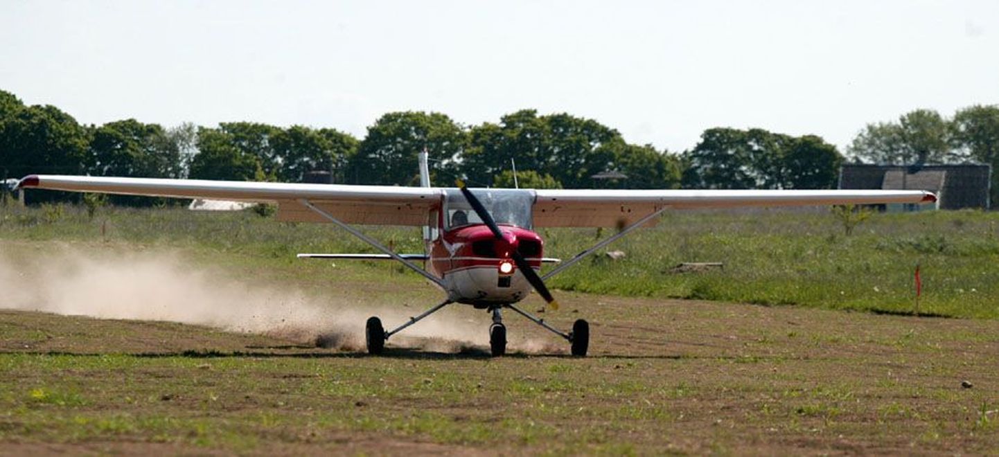 Ajalooline hetk Rakvere lennuväljal, kui esimese õhusõidukina maandus seal punase-valgekirju Cessna ES-ECN, piloodiks Rakvere lennuklubi president Vladimir Antonov.