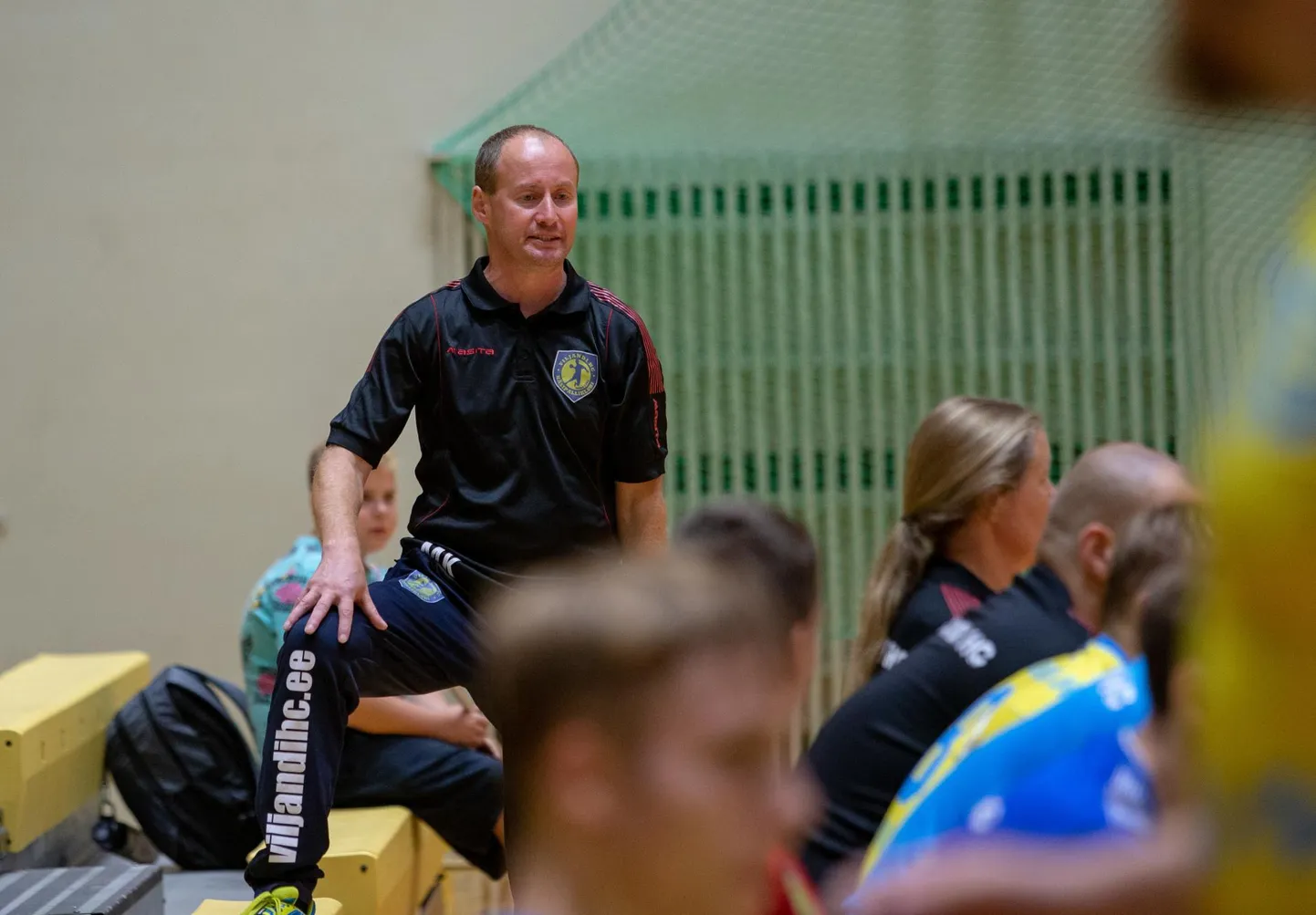 Kui muidu näeb käsipallitreener Marko Koksi platsi kõrval võistkonnale juhtnööre jagamas, siis neljapäevases mängus läks ta Viljandi Spordikooli meeskonna eest ka platsile.