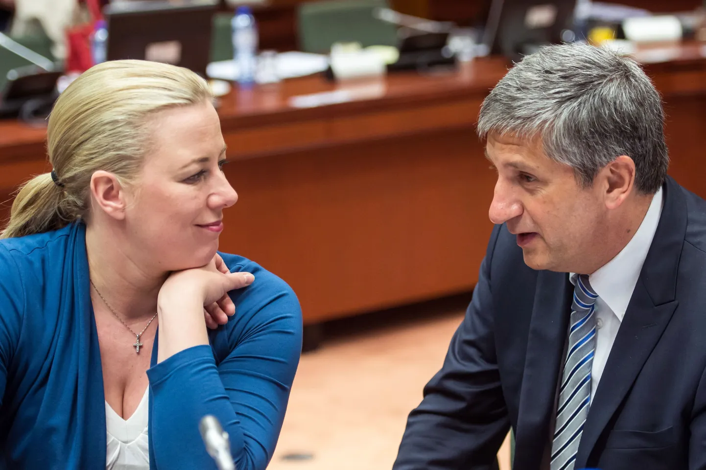 Soome rahandusminister Jutta Urpilainen vestleb Austria kolleegi Michael Spindeleggeriga 6. mail Brüsselis.