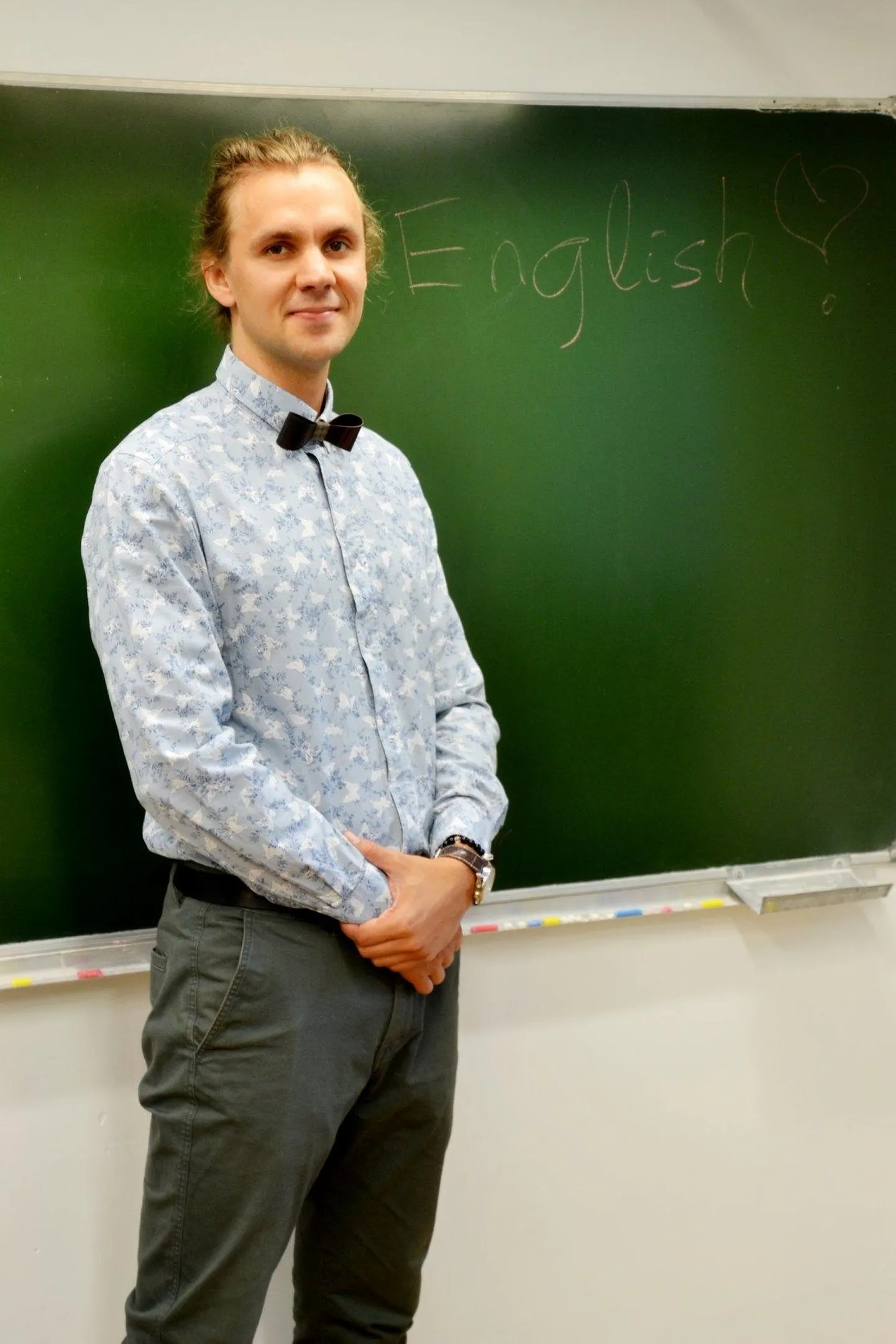 Programmiga «Noored kooli» Mooste mõisakooli inglise keele õpetajaks saabunud Hardi Rosumovski on jõudnud elada nii Tallinnas, Edinburghis kui Brüsseli lähistel, ent jõudis nüüd ringiga tagasi Põlvamaale, kus veetis ilusad lapsepõlveaastad.
