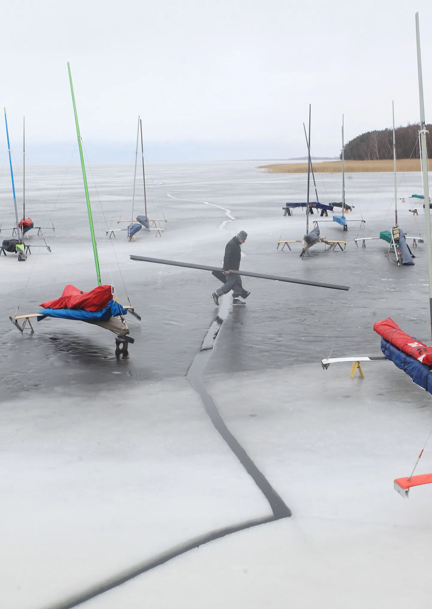 Jääpurjetamise Euroopa meistrivõistlused jäid eile Limnoloogia kandis katki, kuid jätkuvad täna Viljandimaal.