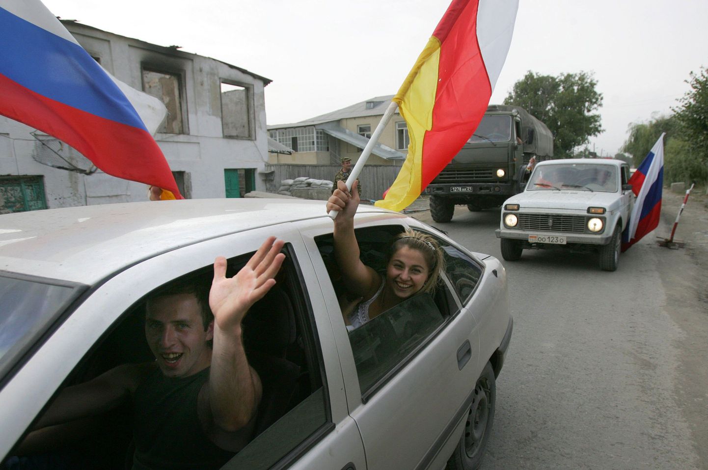 Osseedid lehvitavad Venemaa ja Lõuna-Osseetia lippudega Tshinvali lähedal.