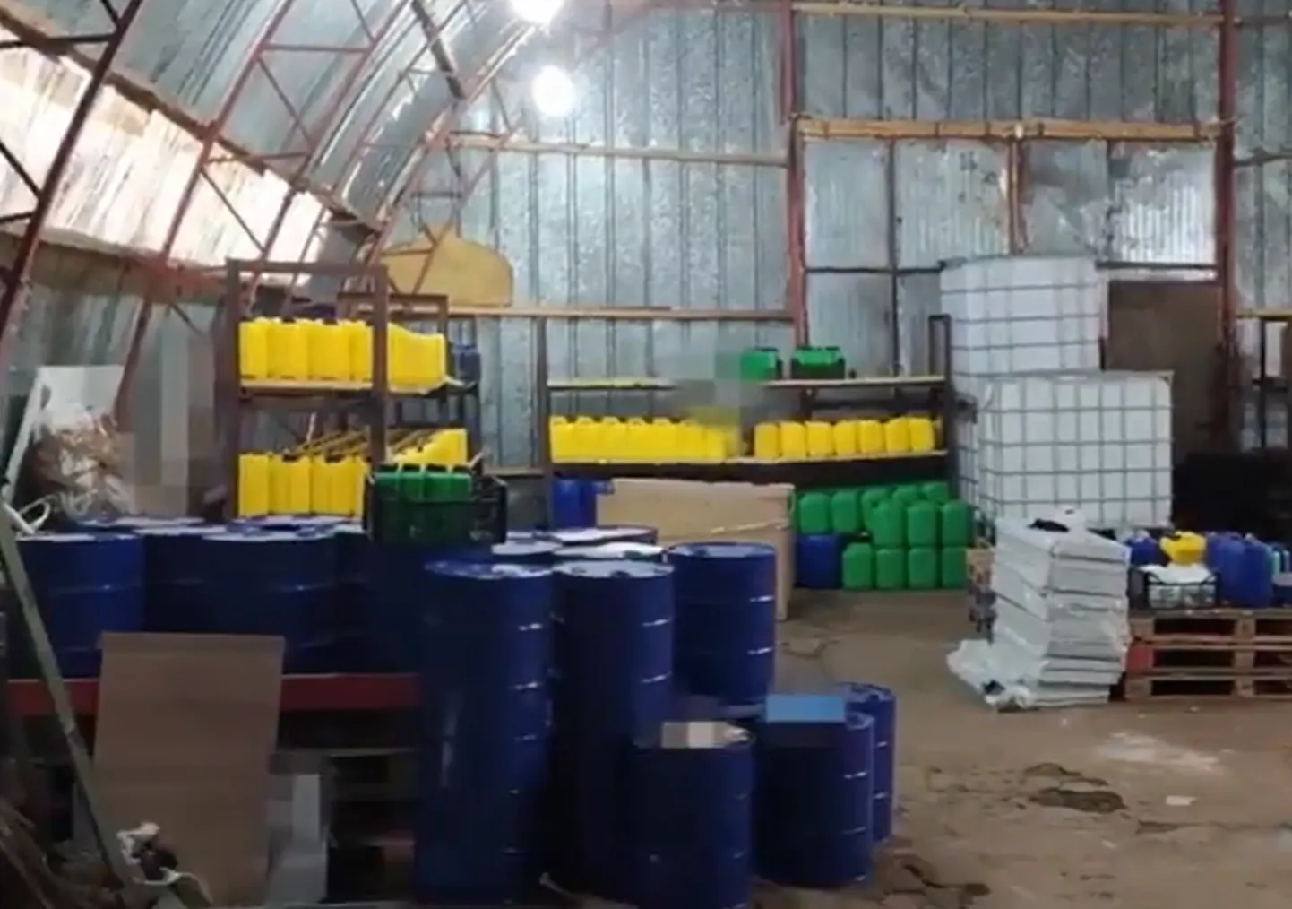 Ukraina julgeolekuteenistus SBU avaldas video kahest narkolaborist, mille pani püsti Kiievi keemiaprofessor.