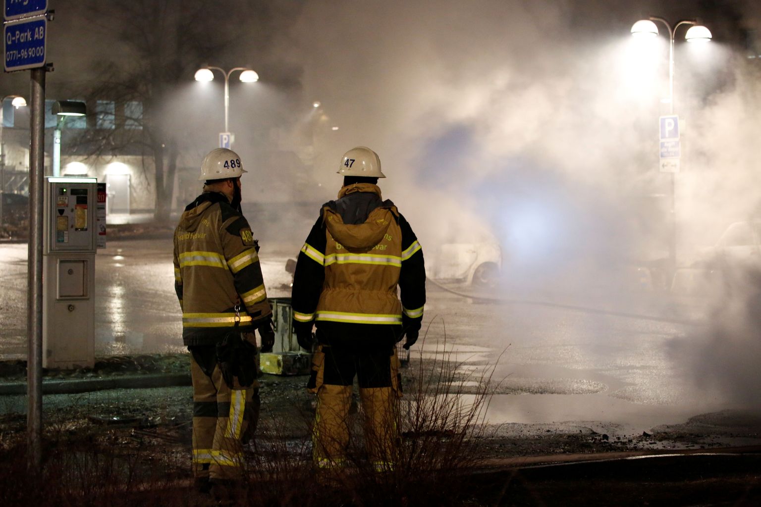 Tuletõrjujad Stockholmi äärelinnas Rinkeby's.