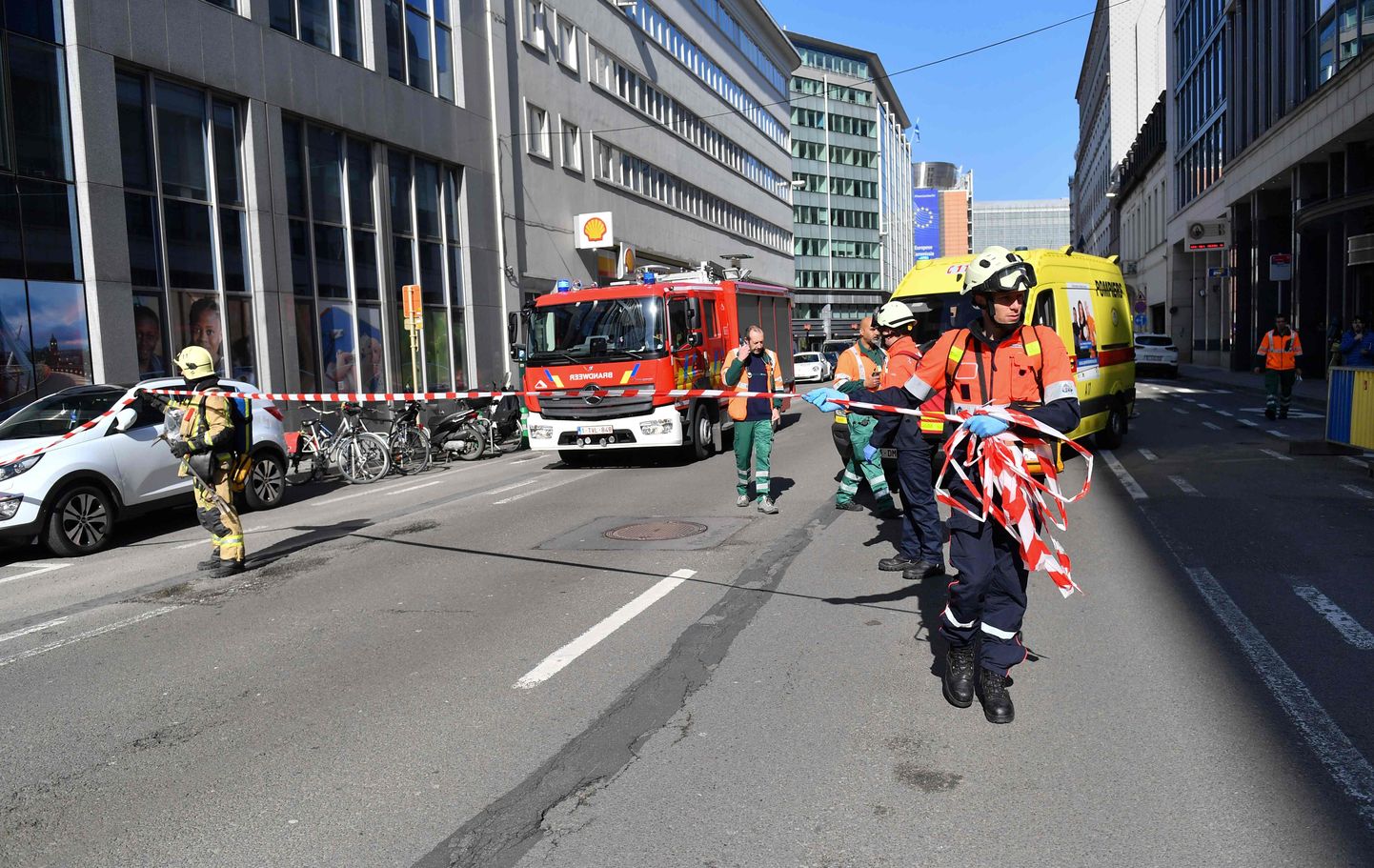 Briselē EK apkaimē pēc draudiem par spridzekli evakuēta ēka