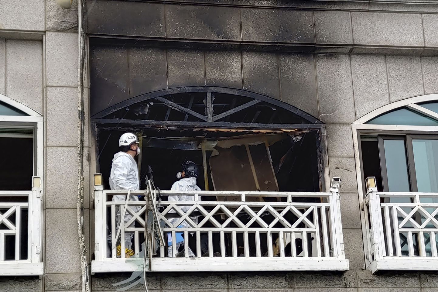 Lõuna-Korea ametnikud uurimas Donghae motelli, kus hukkus plahvatuses neli ja sai viga viis inimest.