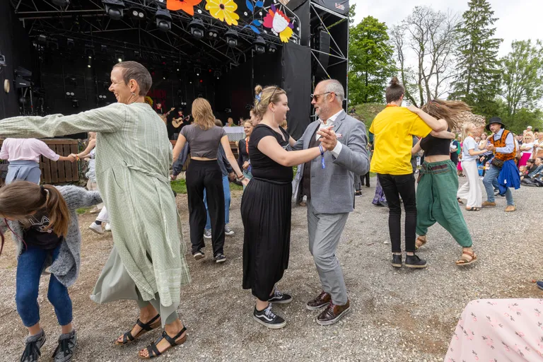 Президент Эстонии Алар Карис танцует на фестивале.