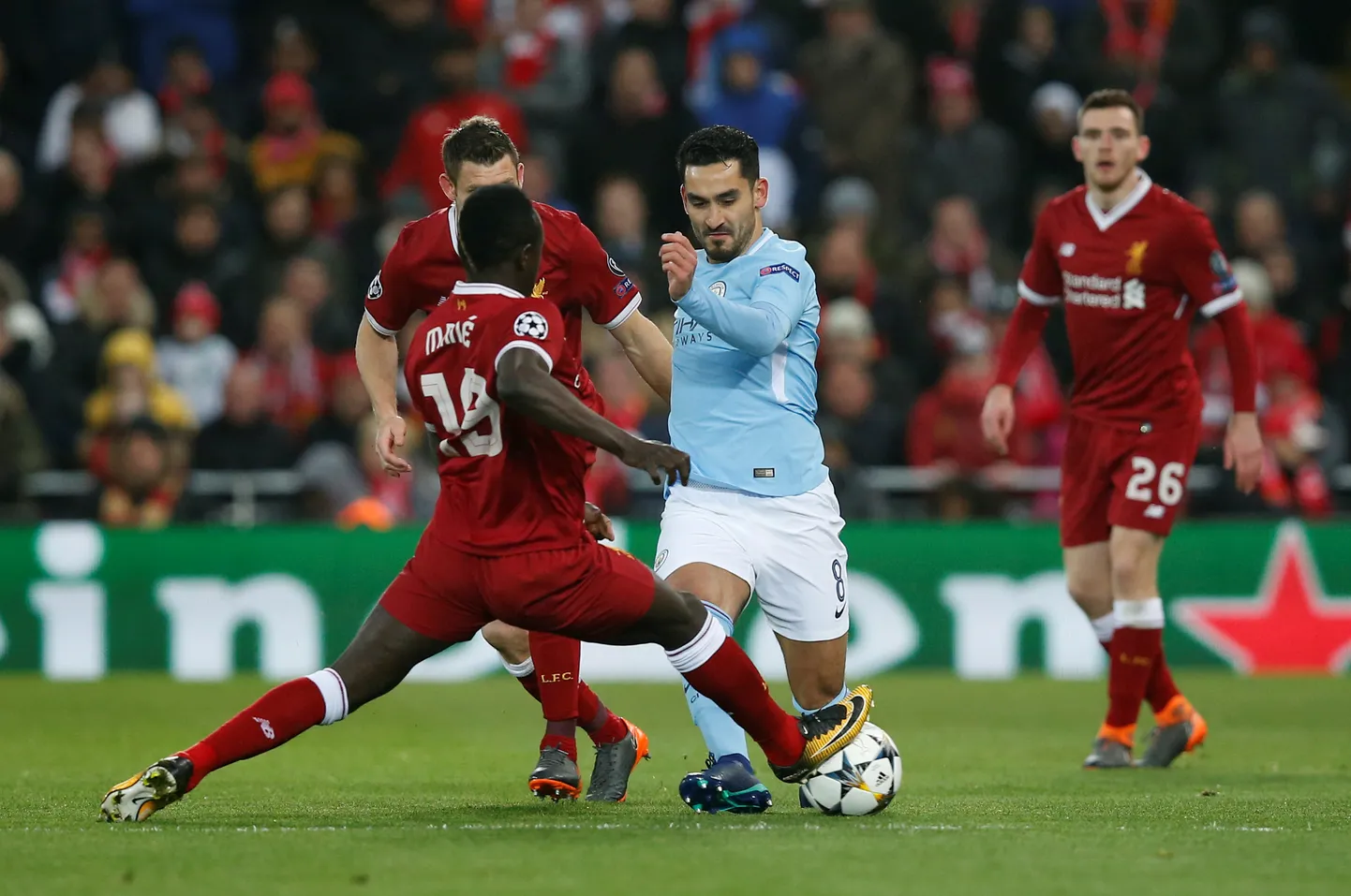 Manchester City jalgpalliklubi poolkaitsja Ilkay Gündogan (helesinises).